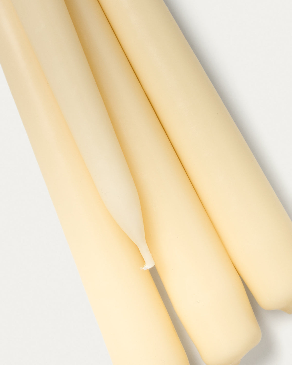 Set Talinen mit 4 weissen Kerzen in Weiss präsentiert im Onlineshop von KAQTU Design AG. Kerzen ist von Kave Home