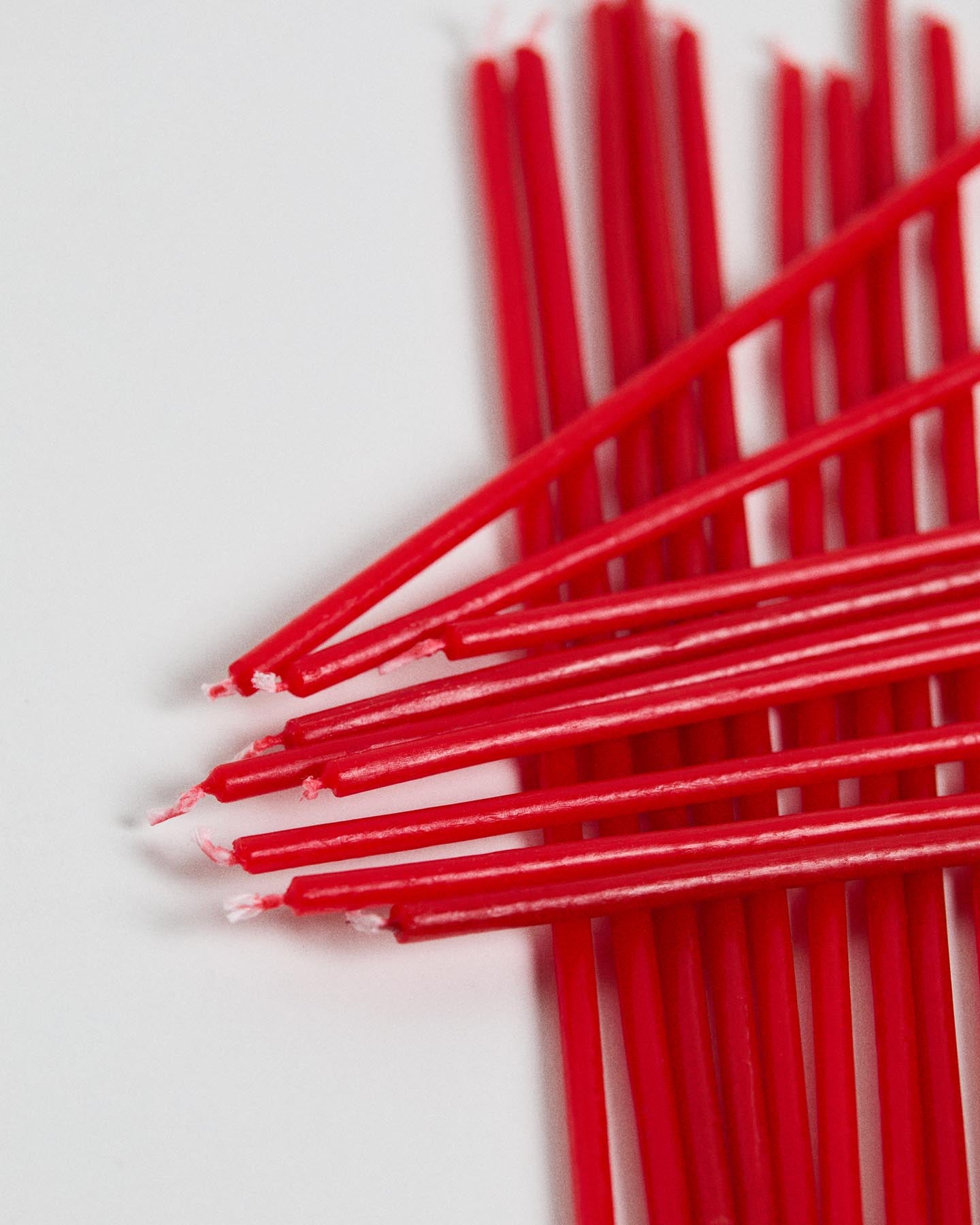 Set Solvin mit 20 roten Kerzen in Rot präsentiert im Onlineshop von KAQTU Design AG. Kerzen ist von Kave Home