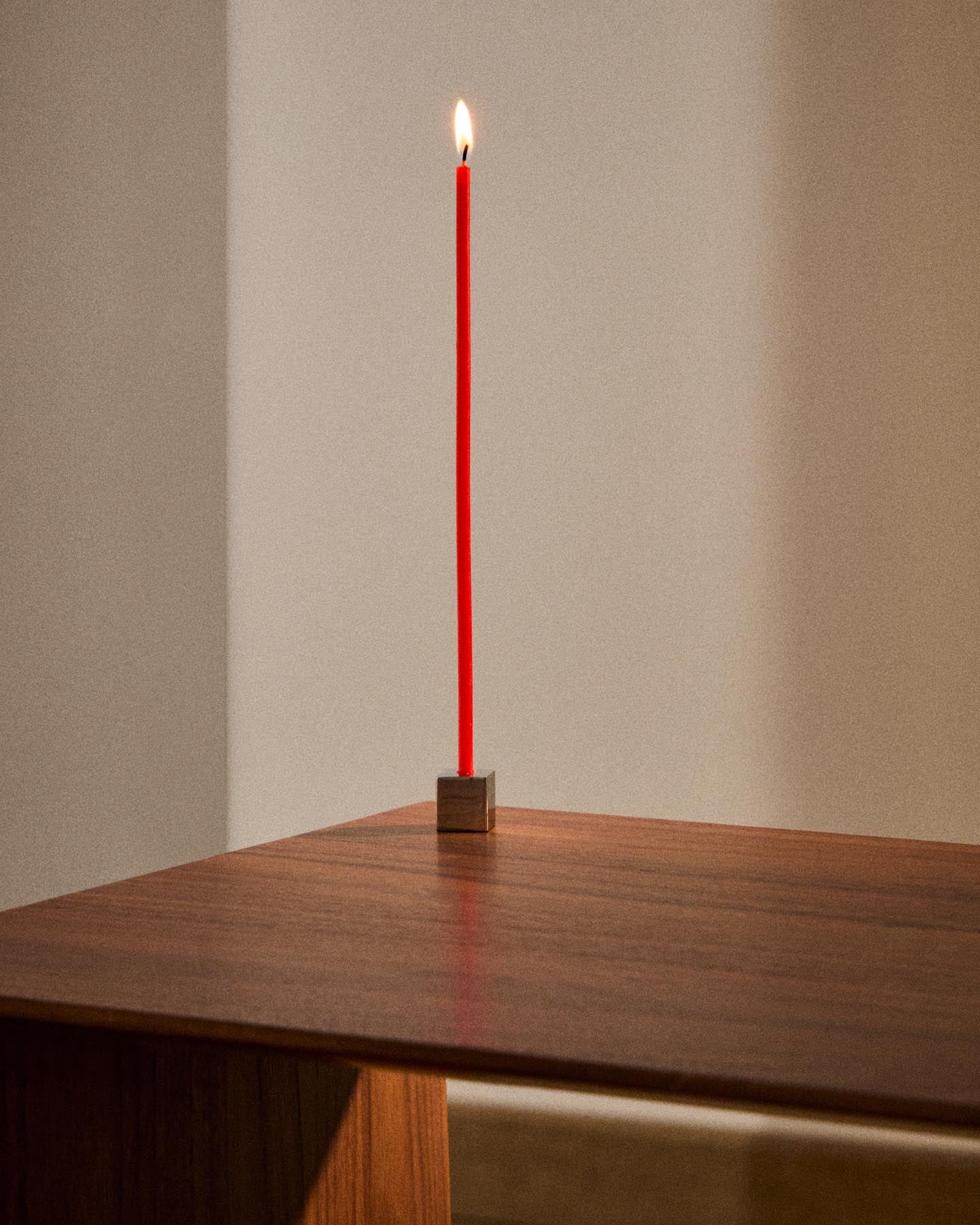 Set Solvin mit 20 roten Kerzen in Rot präsentiert im Onlineshop von KAQTU Design AG. Kerzen ist von Kave Home