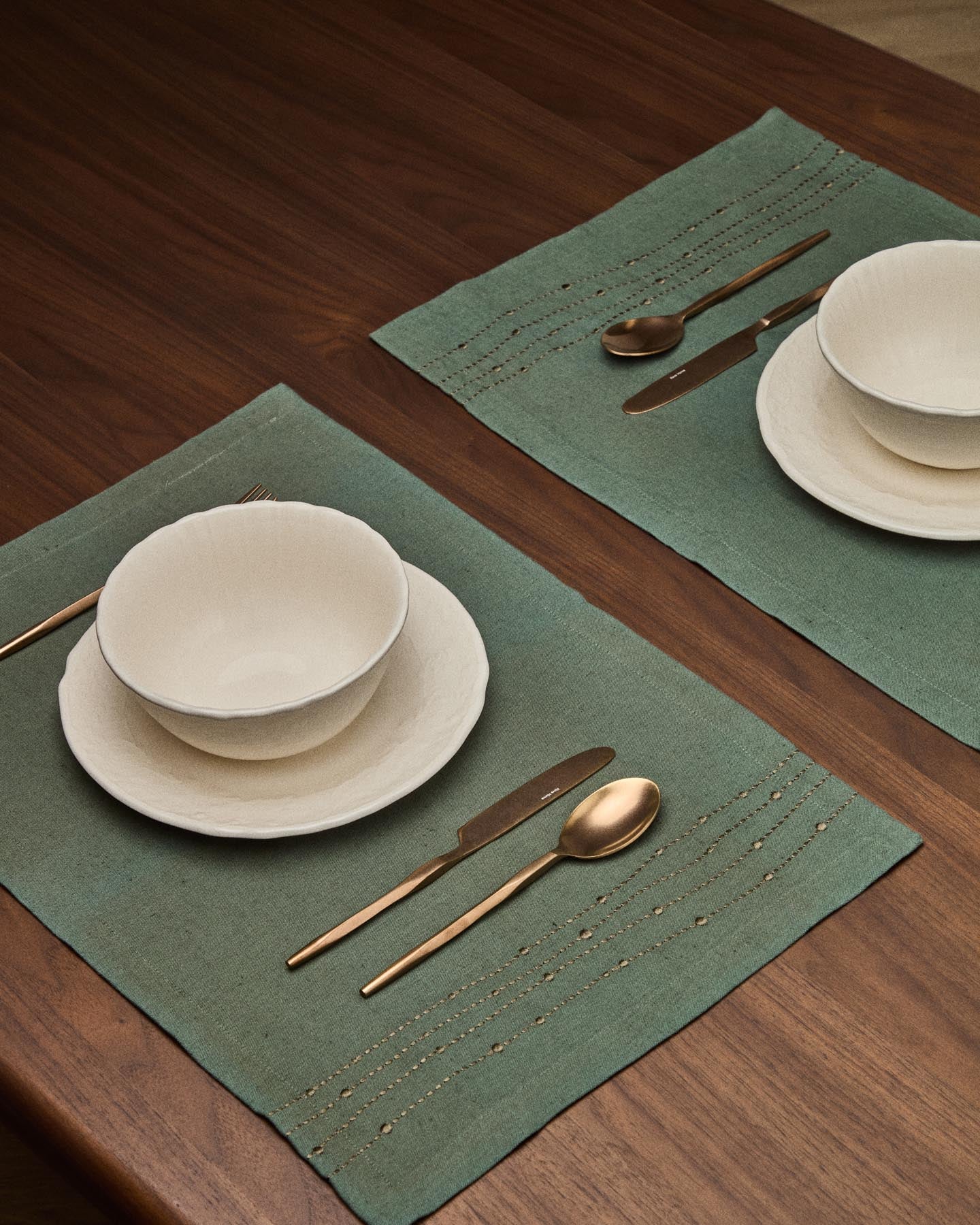 Flacher Teller Varla aus Keramik in Beige in Beige präsentiert im Onlineshop von KAQTU Design AG. Teller ist von Kave Home