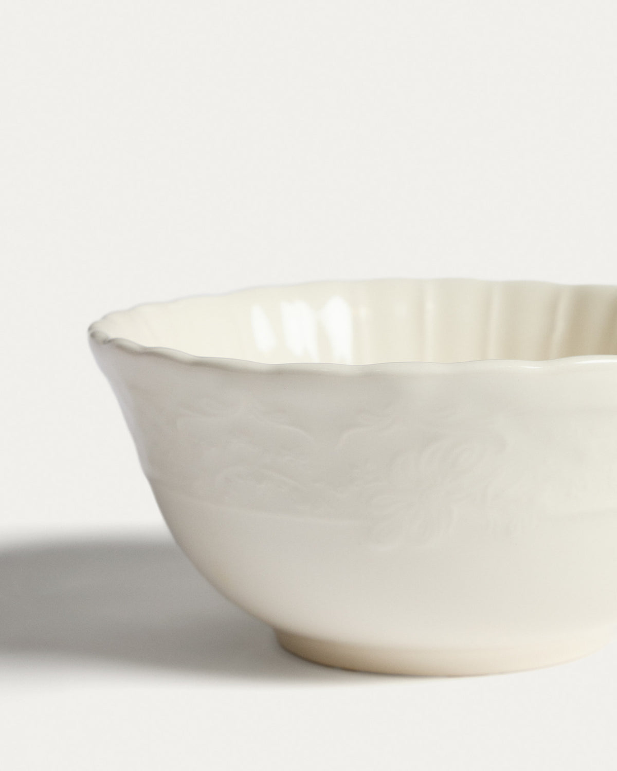 Schale Varla aus Keramik in Beige in Beige präsentiert im Onlineshop von KAQTU Design AG. Schale ist von Kave Home