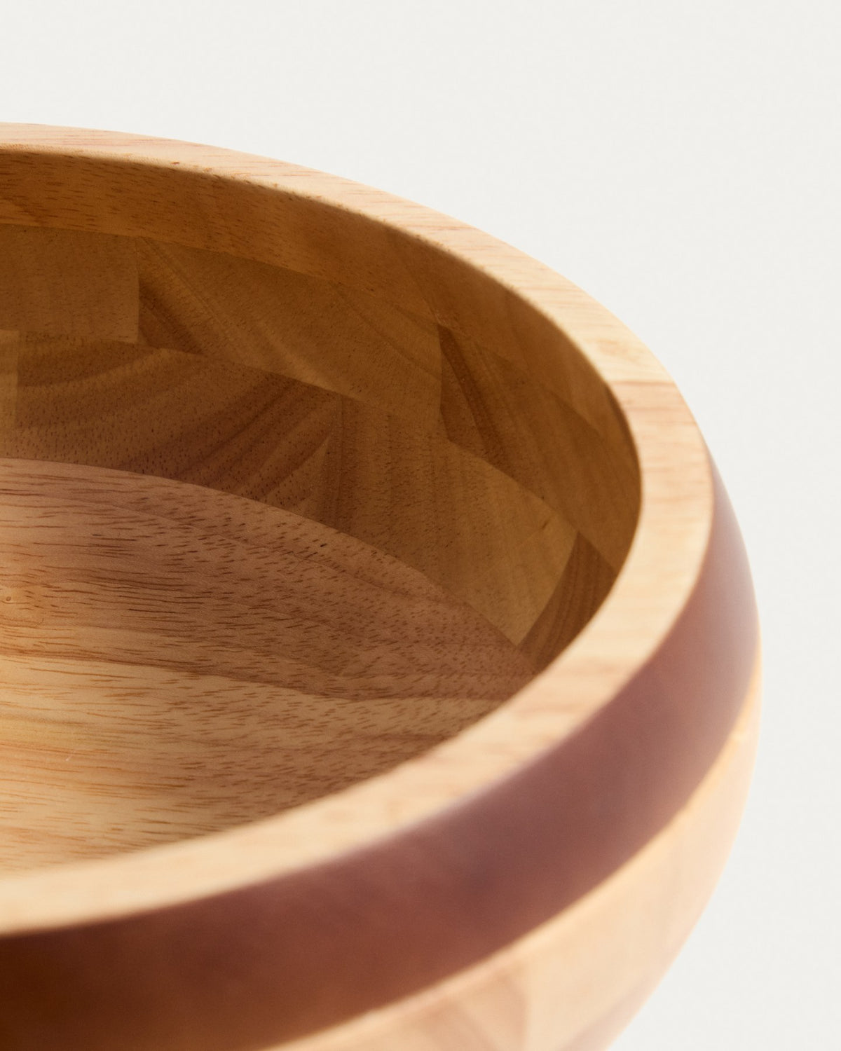 Grosse runde Schale aus Kautschukholz in Naturfarbe mit lackierter Oberfläche, Durchmesser 22 cm, Höhe 10 cm, sichtbare Holzmaserung.