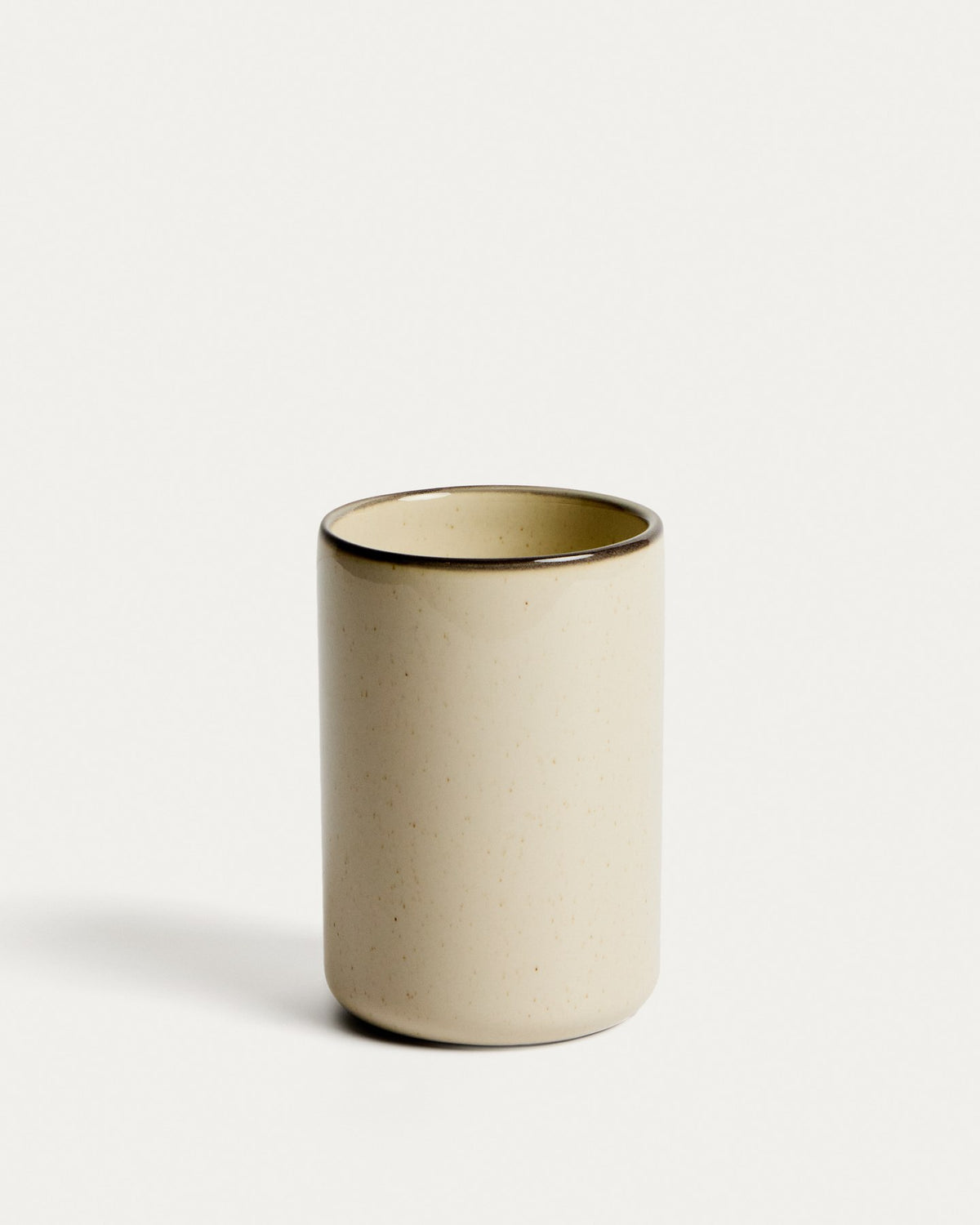 Zahnbürstenhalter Noris aus glasiertem Steingut in Ecru, rundes Design mit glatter, glänzender Oberfläche für das Badezimmer.