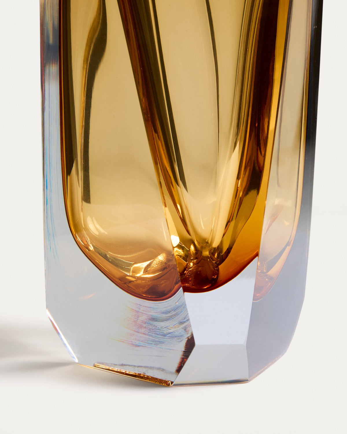 Bernsteinfarbene Glasvase Uconi von Kave Home mit facettierter Oberfläche und schlanker Form, Höhe 31 cm, aus mundgeblasenem Glas gefertigt.