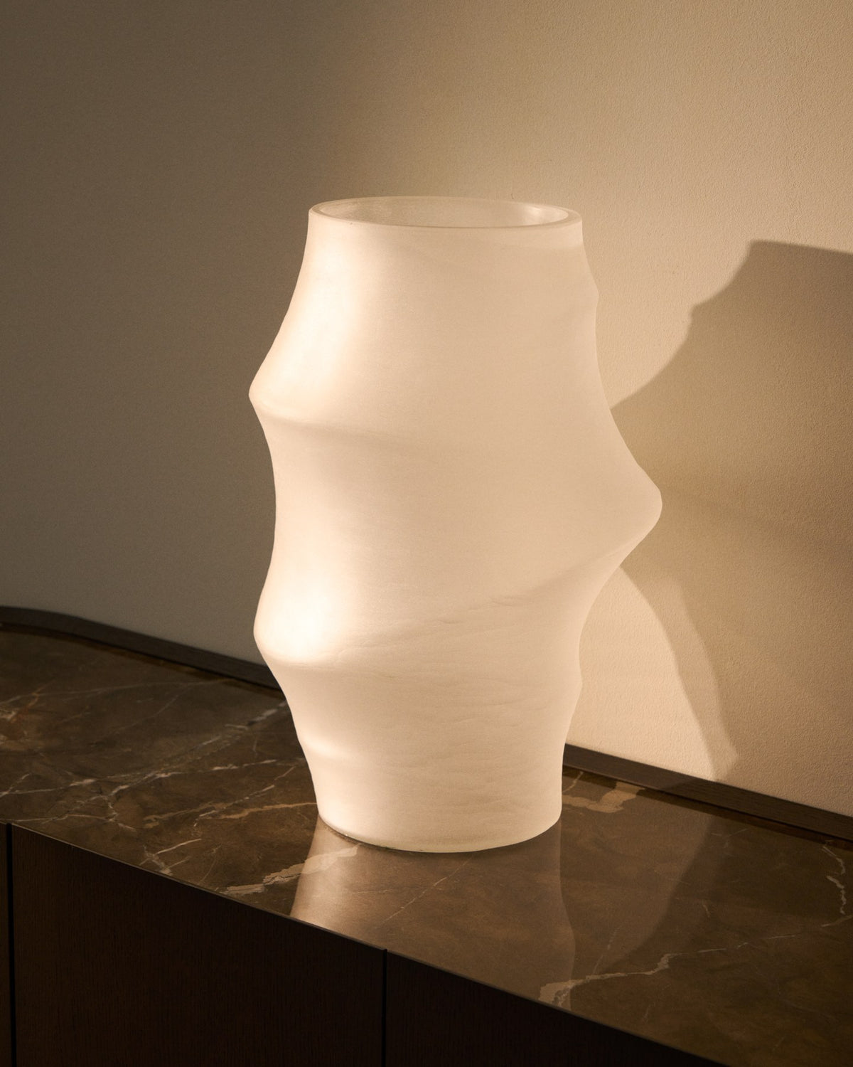 Weisse Vase Neluo aus mattiertem Opalglas mit unregelmässiger, mundgeblasener Form, Höhe 49 cm, auf neutralem Hintergrund.