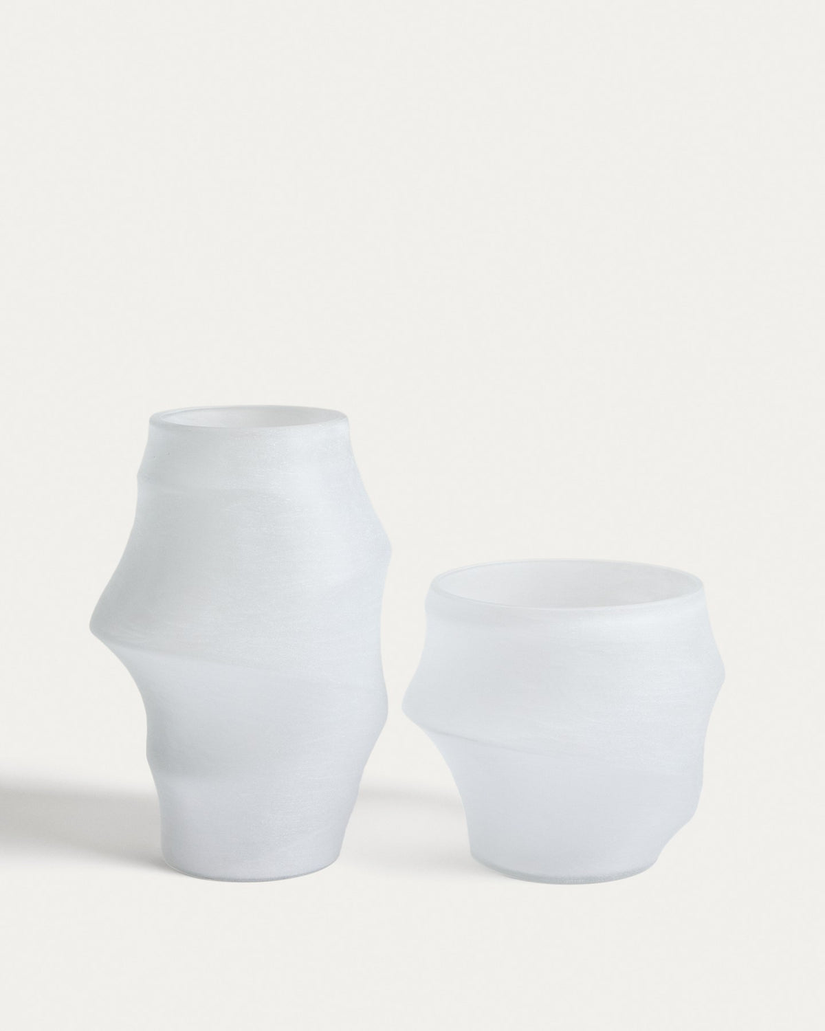 Weisse Vase Neluo aus mundgeblasenem Opalglas mit mattierter Oberfläche und unregelmässiger Form, Höhe 31,5 cm, Öffnung 28 cm Durchmesser.