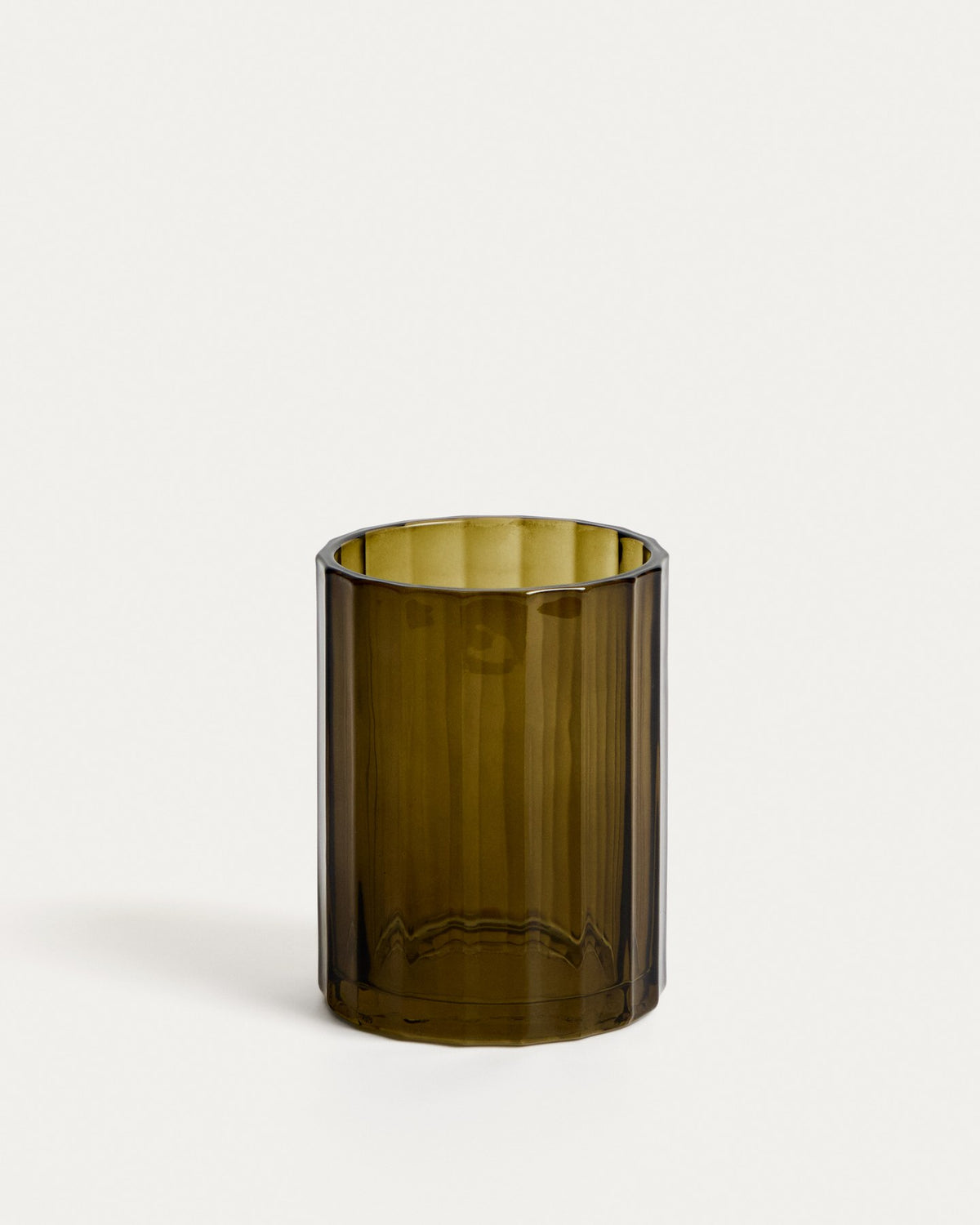 Runder Zahnbürstenhalter aus grünem Glas mit farbiger Oberfläche, Durchmesser 11 cm, Höhe 2 cm, auf hellem Untergrund fotografiert.