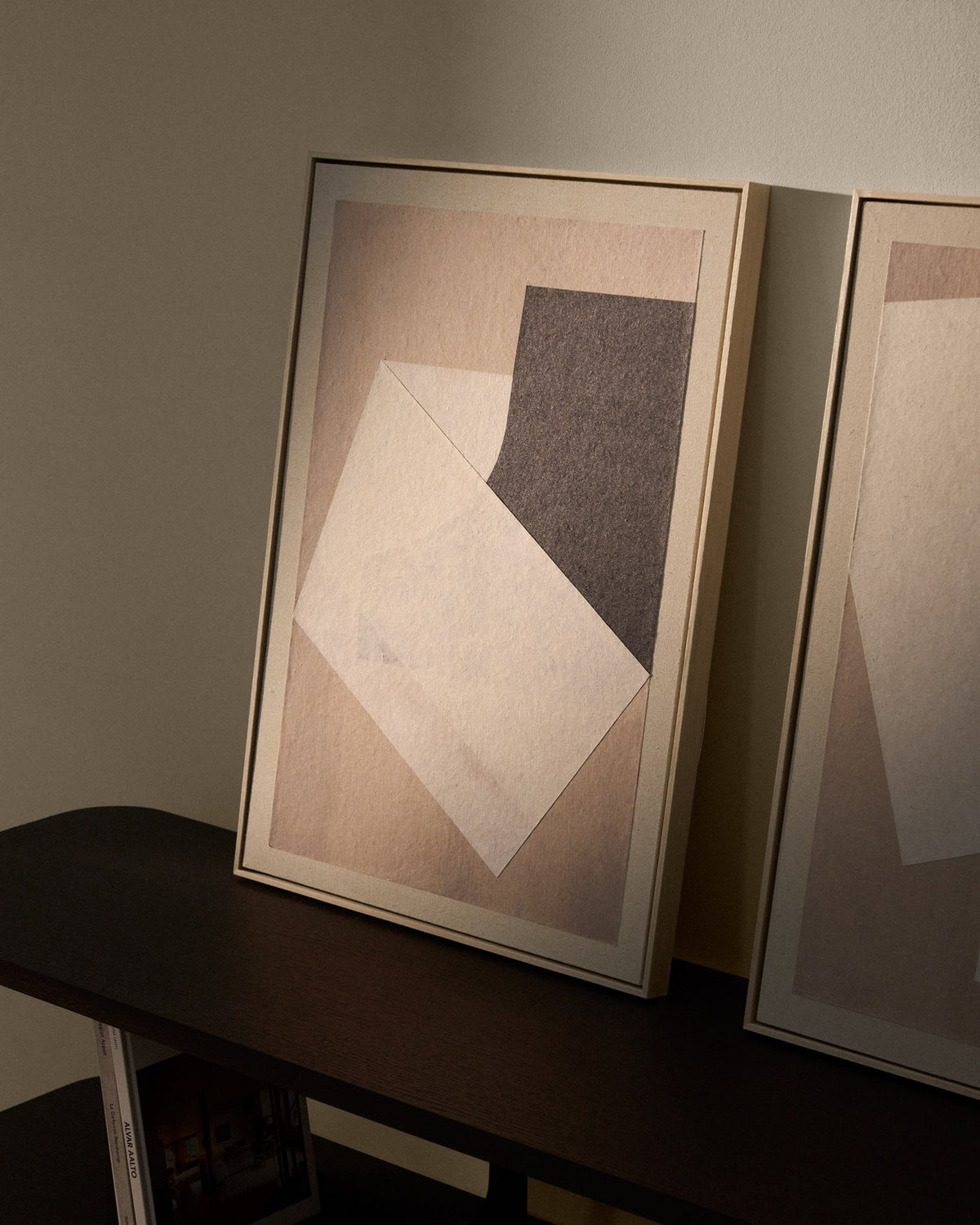 Abstraktes Wandbild Varo in Beigetönen aus Kiefernholz und Segeltuch, rechteckige Form, 50 x 70 cm, mit Aufhängung für die Wand.