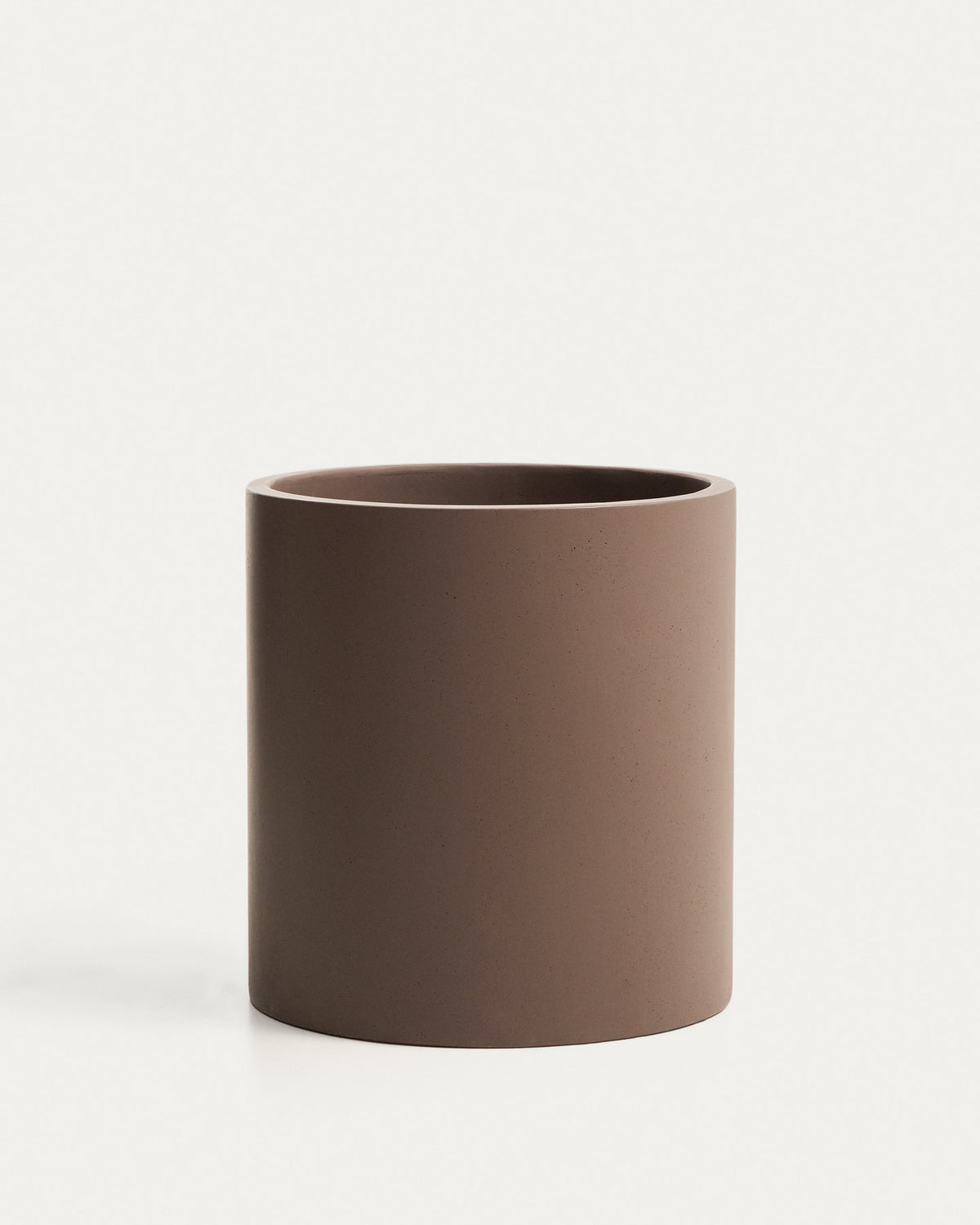 Blumentopf Aiguablava aus braunem Zement, Ø 52 cm in Braun präsentiert im Onlineshop von KAQTU Design AG. Pflanzentopf Outdoor ist von Kave Home