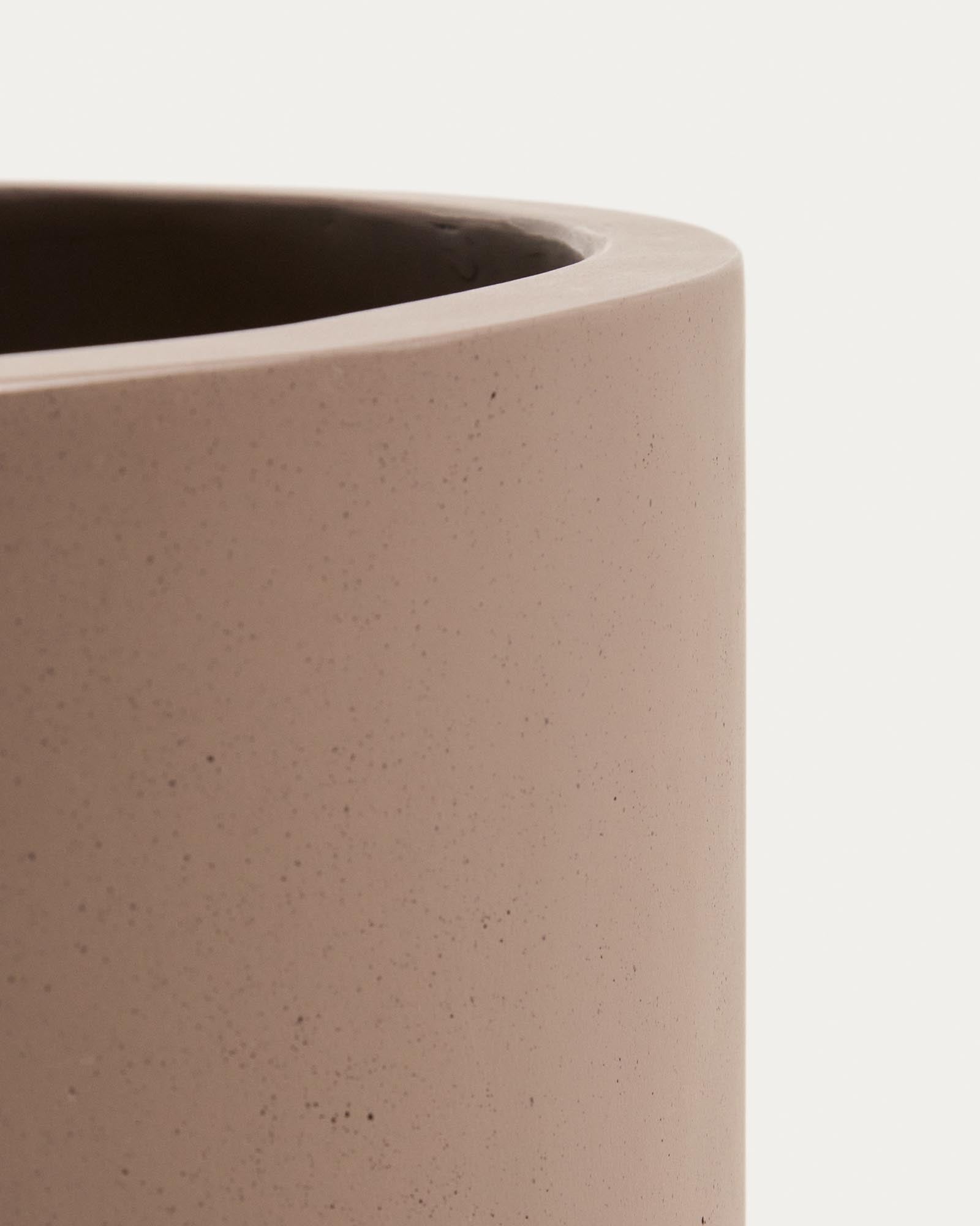 Blumentopf Aiguablava aus braunem Zement, Ø 52 cm in Braun präsentiert im Onlineshop von KAQTU Design AG. Pflanzentopf Outdoor ist von Kave Home