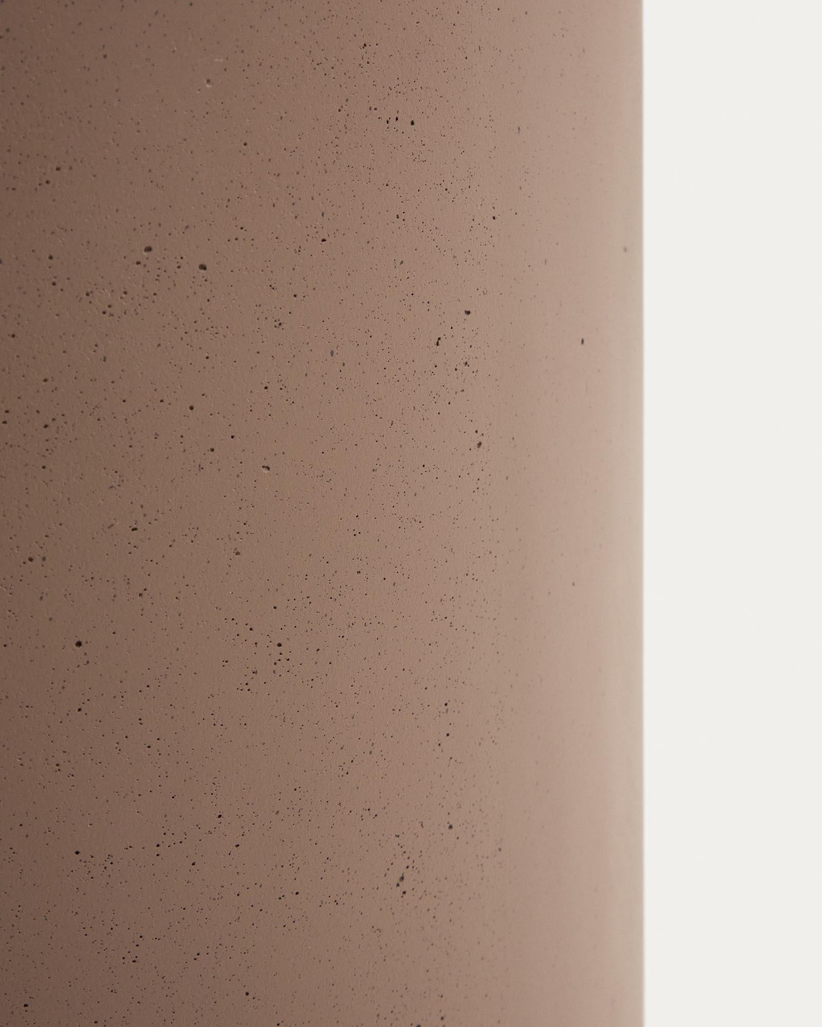 Blumentopf Aiguablava aus braunem Zement, Ø 52 cm in Braun präsentiert im Onlineshop von KAQTU Design AG. Pflanzentopf Outdoor ist von Kave Home