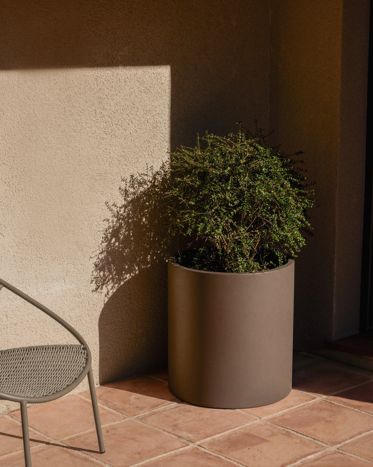 Blumentopf Aiguablava aus braunem Zement, Ø 52 cm in Braun präsentiert im Onlineshop von KAQTU Design AG. Pflanzentopf Outdoor ist von Kave Home