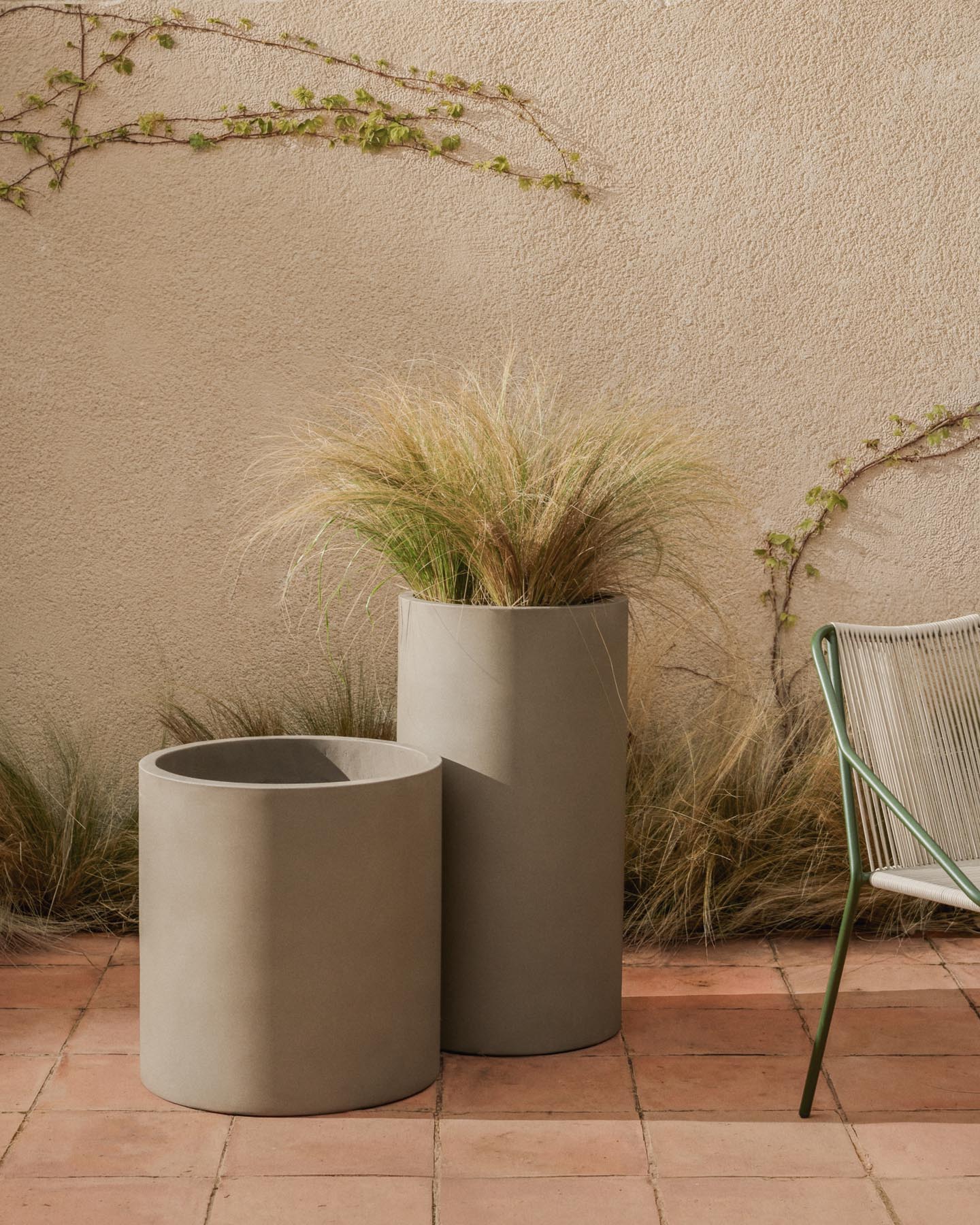 Blumentopf Aiguablava aus grauem Zement, Ø 42 cm in Beige präsentiert im Onlineshop von KAQTU Design AG. Blumentopf ist von Kave Home