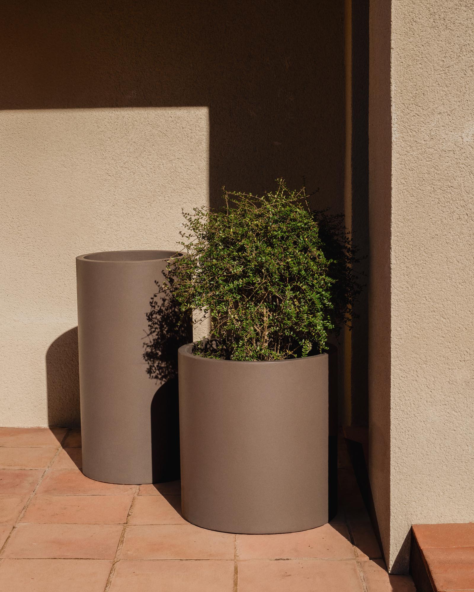 Blumentopf Aiguablava aus braunem Zement, Ø 42 cm in Braun präsentiert im Onlineshop von KAQTU Design AG. Pflanzentopf Outdoor ist von Kave Home