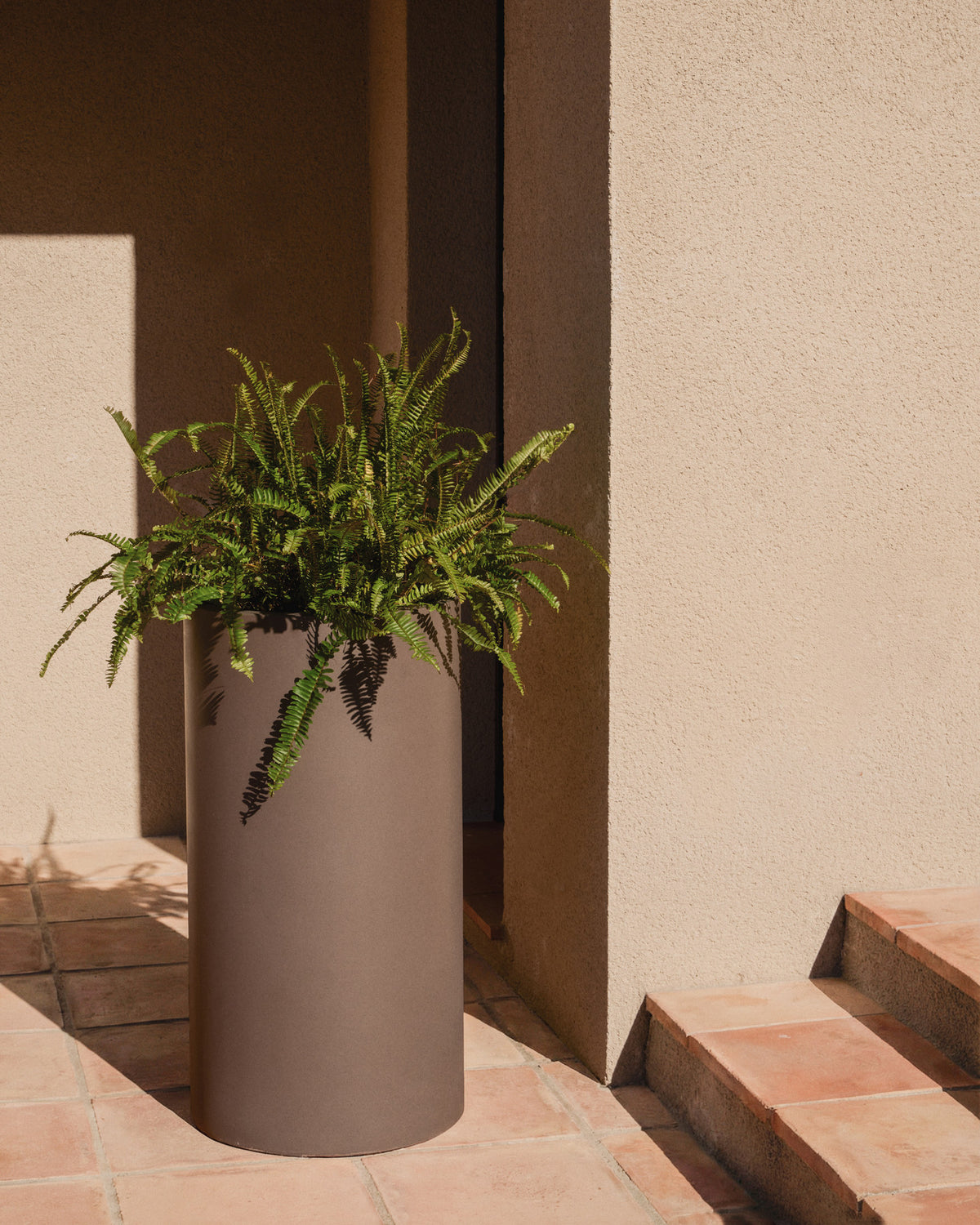 Blumentopf Aiguablava aus braunem Zement, Ø 42 cm in Braun präsentiert im Onlineshop von KAQTU Design AG. Pflanzentopf Outdoor ist von Kave Home
