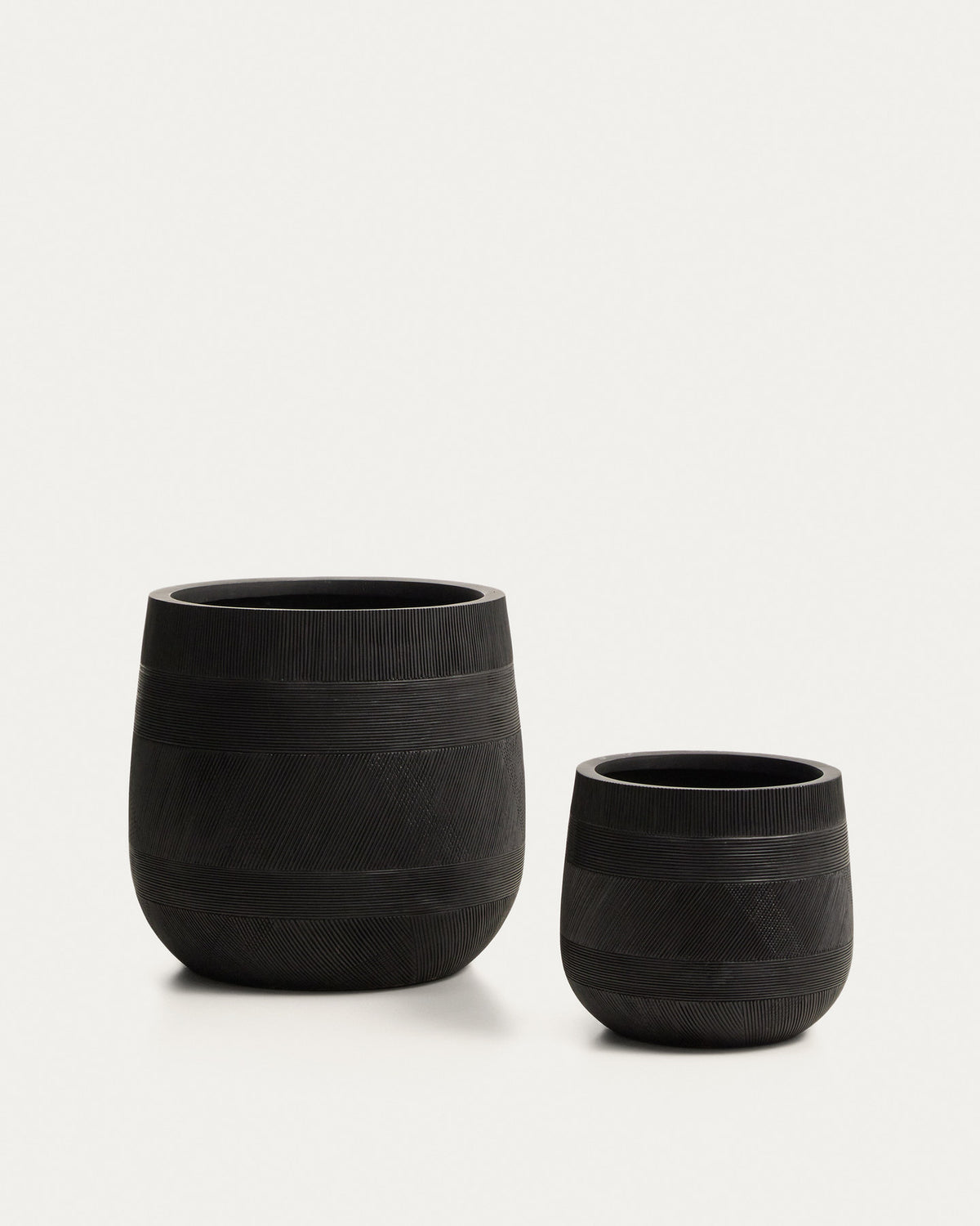 Set Tival mit zwei schwarzen Blumentöpfen in Zementoptik, Ø 50 cm/Ø 34 cm in Schwarz präsentiert im Onlineshop von KAQTU Design AG. Pflanzentopf Outdoor ist von Kave Home