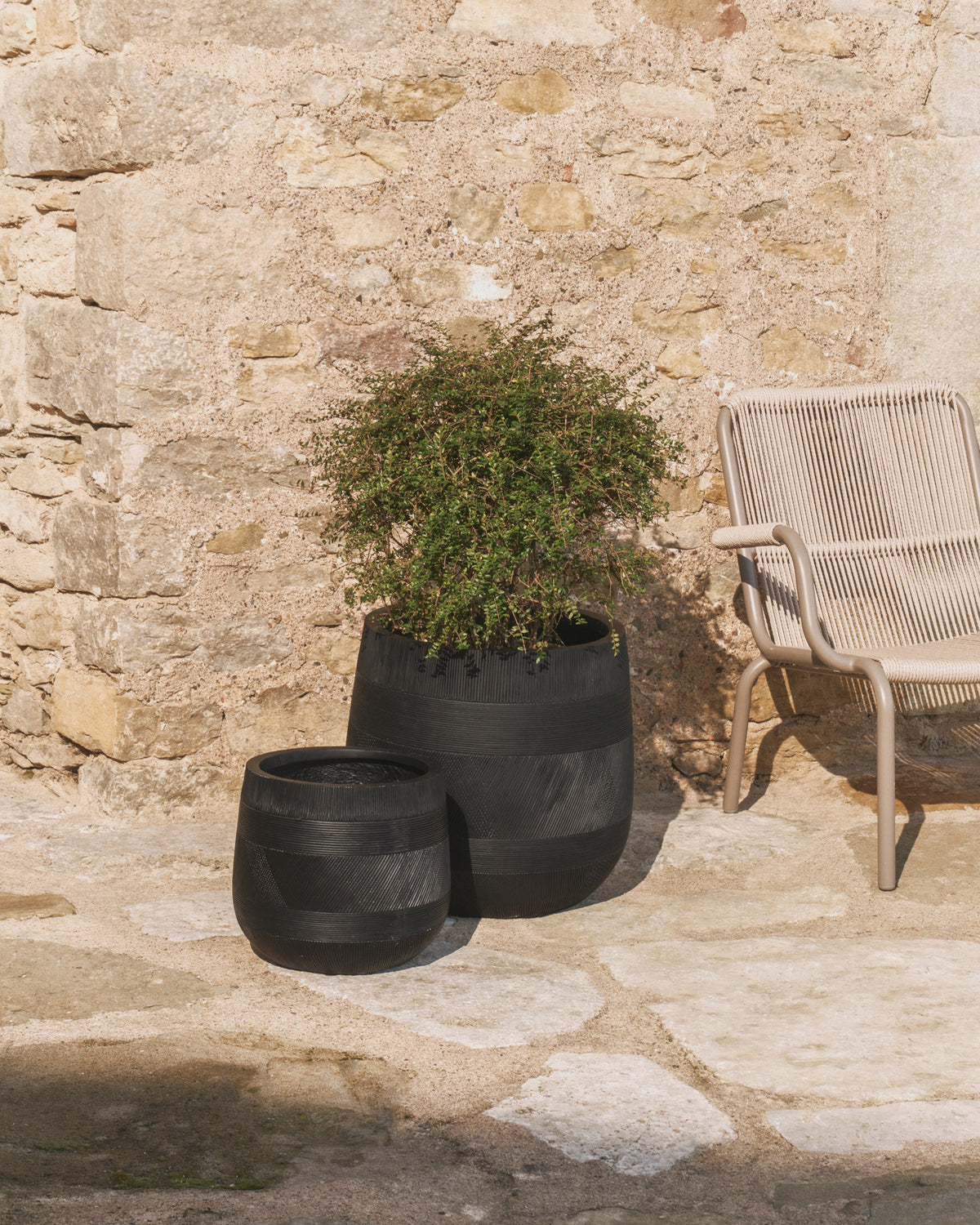 Set Tival mit zwei schwarzen Blumentöpfen in Zementoptik, Ø 50 cm/Ø 34 cm in Schwarz präsentiert im Onlineshop von KAQTU Design AG. Pflanzentopf Outdoor ist von Kave Home