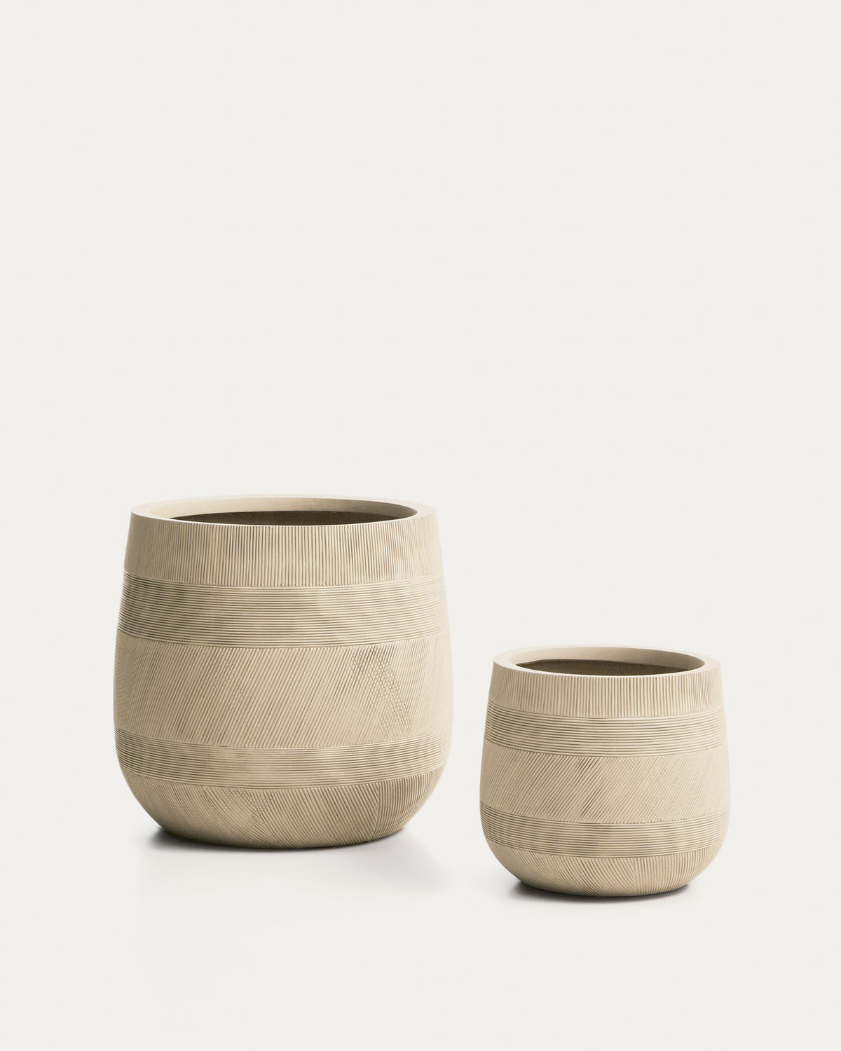 Set Tival mit zwei beigen Blumentöpfen in Zementoptik, Ø 50 cm/Ø 34 cm in Beige präsentiert im Onlineshop von KAQTU Design AG. Pflanzentopf Outdoor ist von Kave Home