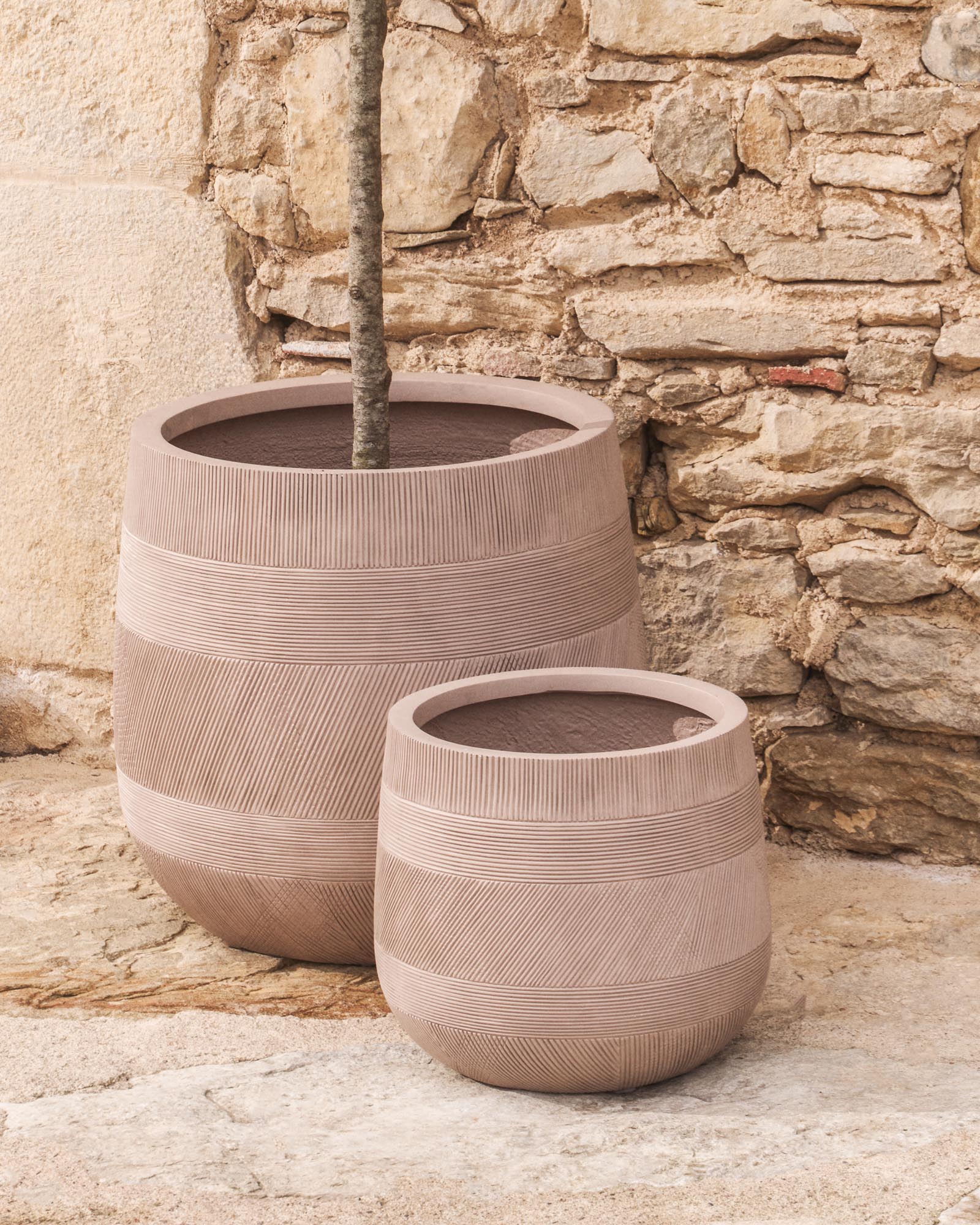 Set Tival mit zwei beigen Blumentöpfen in Zementoptik, Ø 50 cm/Ø 34 cm in Beige präsentiert im Onlineshop von KAQTU Design AG. Pflanzentopf Outdoor ist von Kave Home
