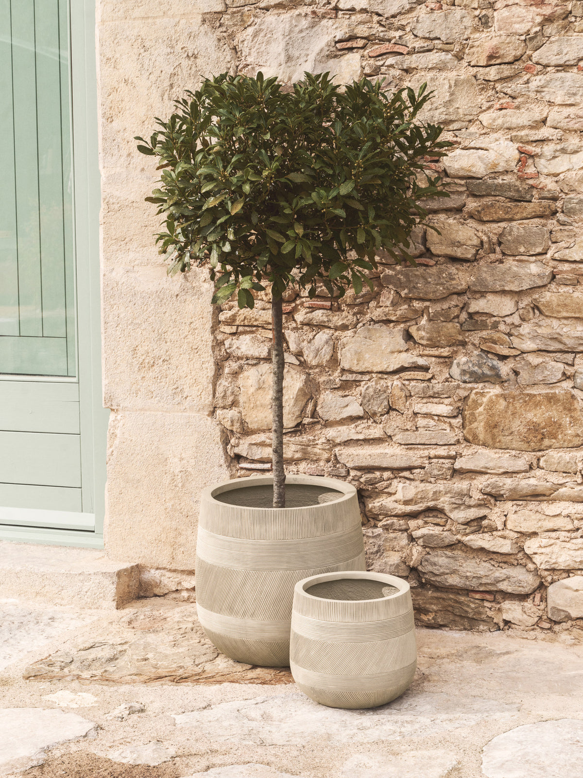 Set Tival mit zwei beigen Blumentöpfen in Zementoptik, Ø 50 cm/Ø 34 cm in Beige präsentiert im Onlineshop von KAQTU Design AG. Pflanzentopf Outdoor ist von Kave Home