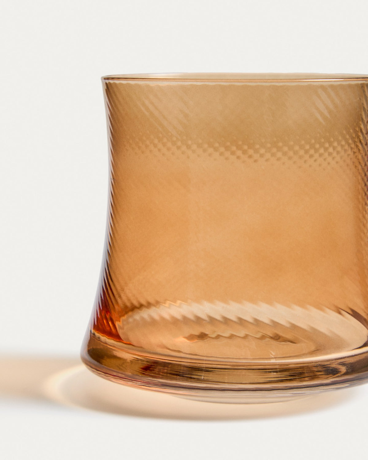 Weinglas Alori aus hellorangem Bernsteinglas mit dezentem Relief, 34 cl Fassungsvermögen, Kave Home, auf weissem Hintergrund.