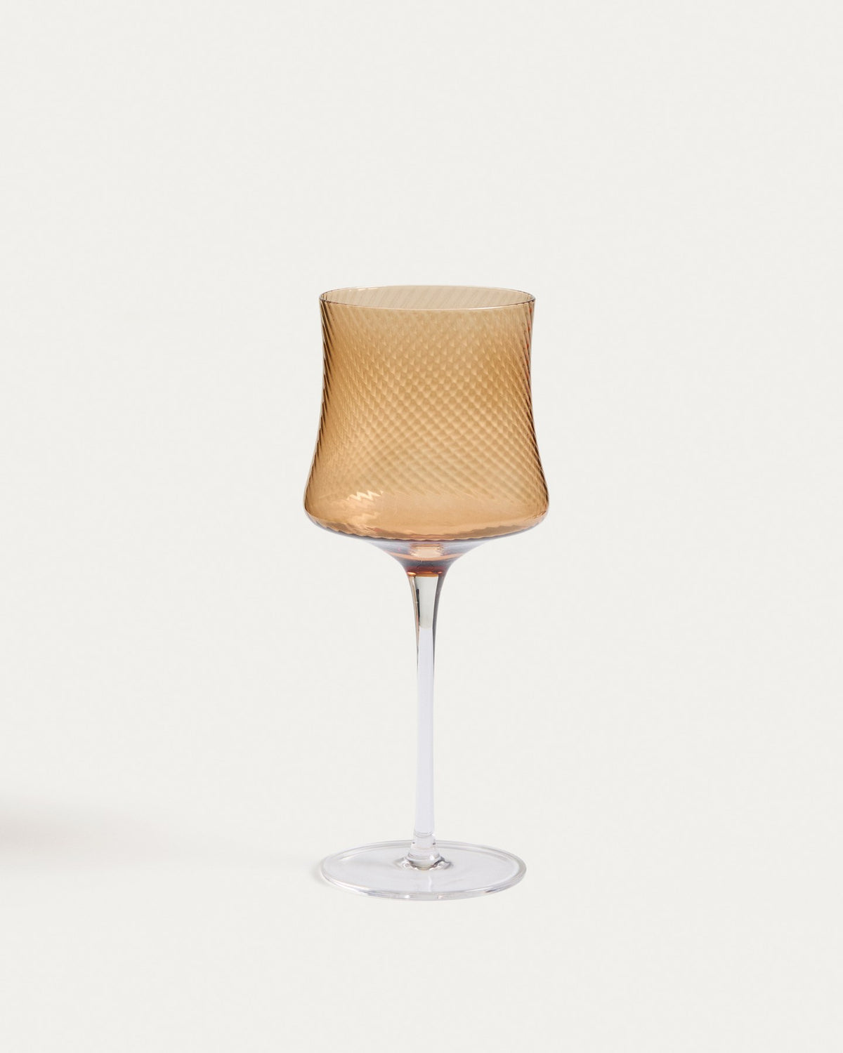 Hellorangenes Weinglas Alori aus Bernsteinglas mit dezentem Relief, Fassungsvermögen 46 cl, Höhe 23 cm, von Kave Home.
