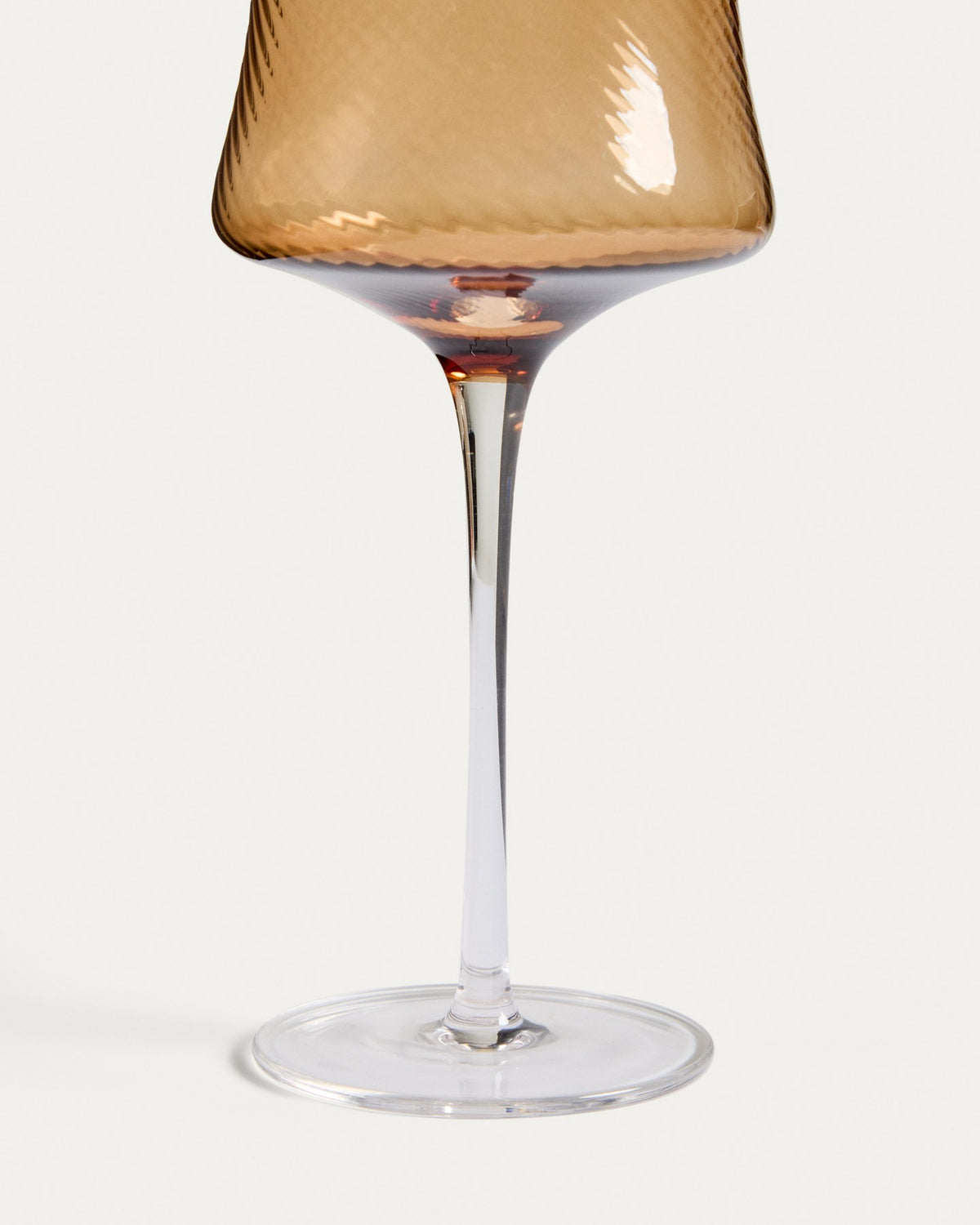 Hellorangenes Weinglas Alori aus Bernsteinglas mit dezentem Relief, Fassungsvermögen 46 cl, Höhe 23 cm, von Kave Home.