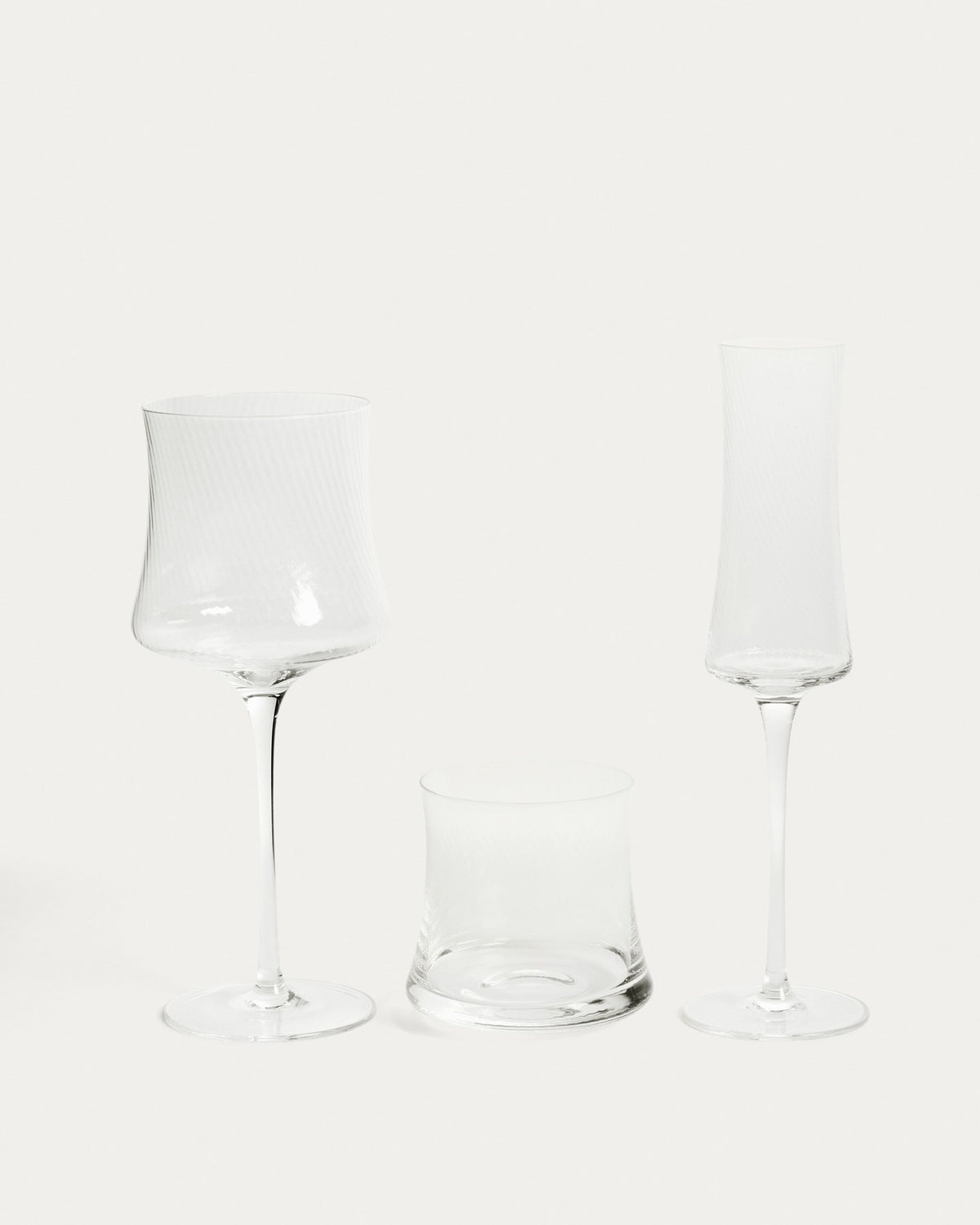 Transparentes Weinglas Alori aus Klarglas mit dezentem Relief-Muster, sanft geformte Silhouette, Fassungsvermögen 34 cl, von Kave Home.