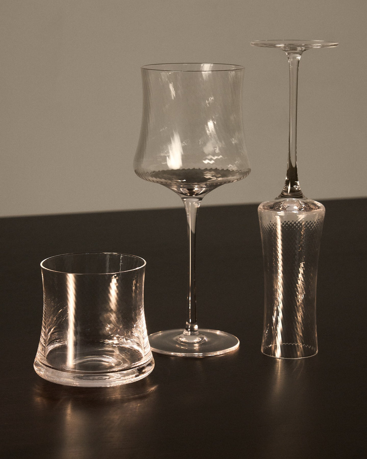 Transparentes Weinglas Alori aus Klarglas mit dezentem Relief-Muster, sanft geformte Silhouette, Fassungsvermögen 34 cl, von Kave Home.