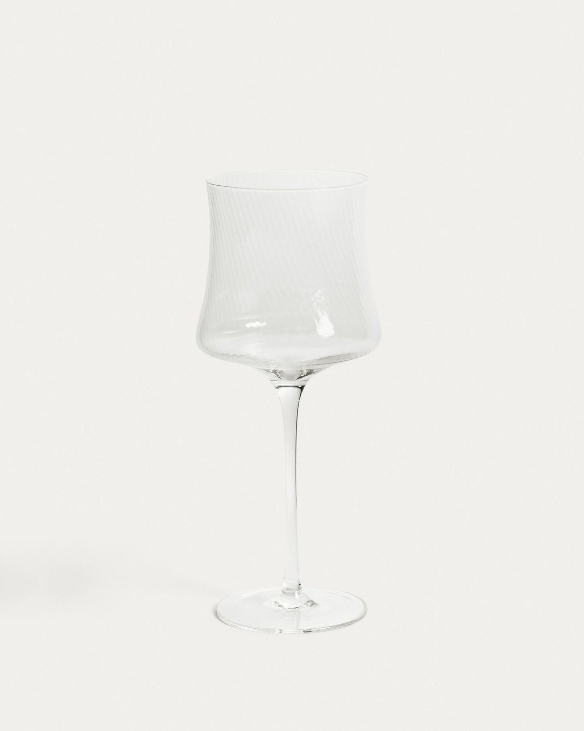 Transparentes Sektglas Alori aus Glas mit feinem Relief, schlanke Silhouette, Fassungsvermögen 46 cl, Kave Home.