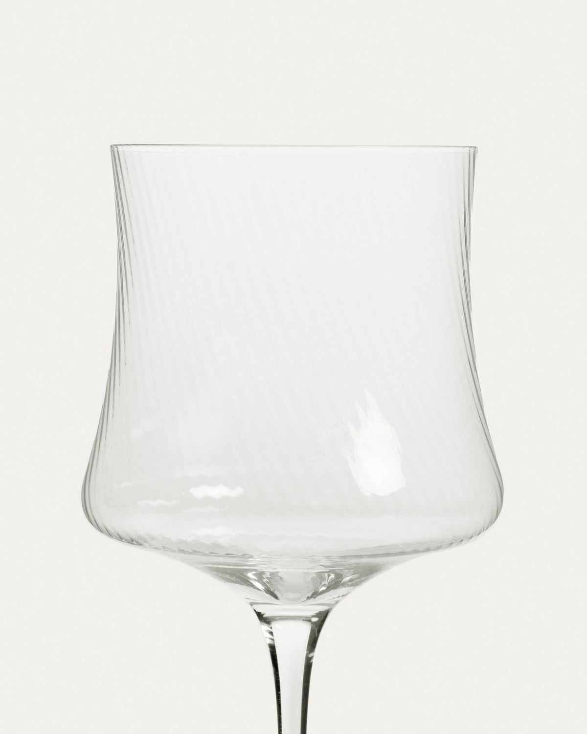 Transparentes Sektglas Alori aus Glas mit feinem Relief, schlanke Silhouette, Fassungsvermögen 46 cl, Kave Home.