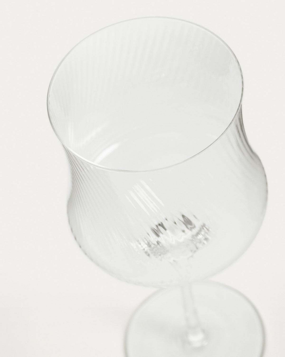 Transparentes Sektglas Alori aus Glas mit feinem Relief, schlanke Silhouette, Fassungsvermögen 46 cl, Kave Home.