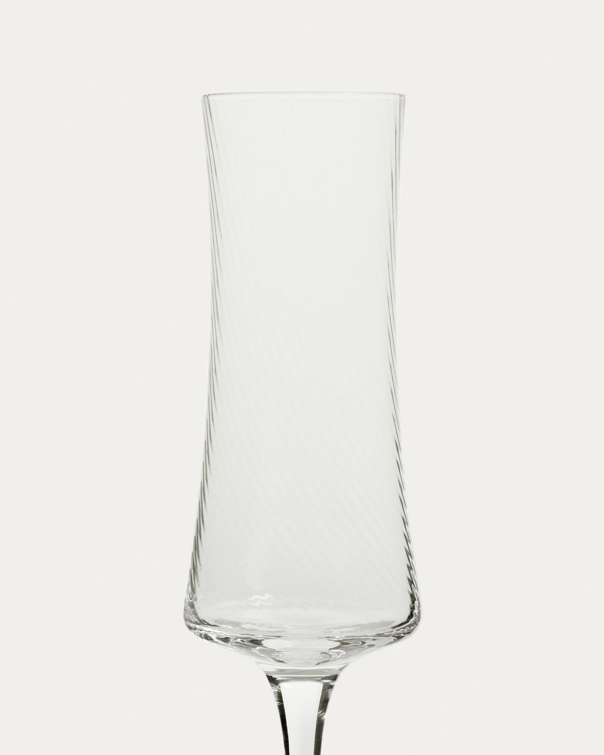 Transparentes Weinglas Alori aus Klarglas mit feinem Relief, schlanke Form, Fassungsvermögen 15 cl, Höhe 25 cm.