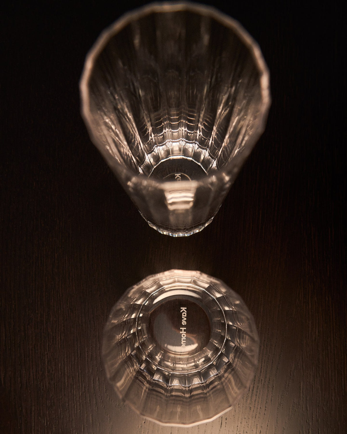 Transparentes Glas aus Klarglas mit vertikalem, geschliffenem Relief-Muster, Fassungsvermögen 30 cl, von Kave Home.