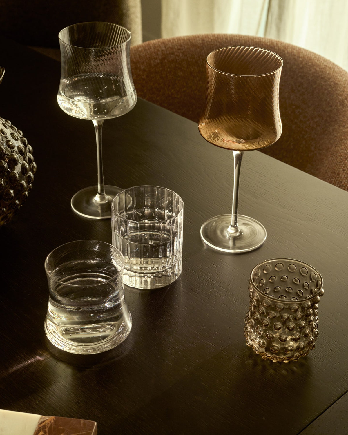 Transparentes Glas aus Klarglas mit vertikalem, geschliffenem Relief-Muster, Fassungsvermögen 30 cl, von Kave Home.
