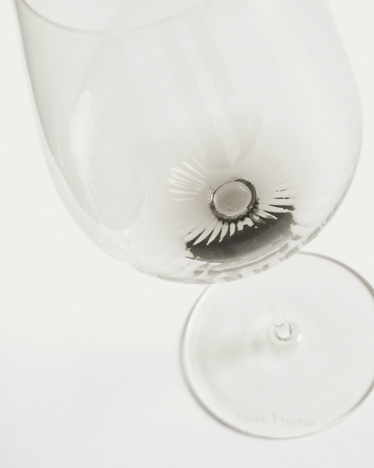 Weinglas Davel von Kave Home aus 100% Glas in Hellgrau mit abgerundeter Basis und grauem Boden, Fassungsvermögen 58 cl.