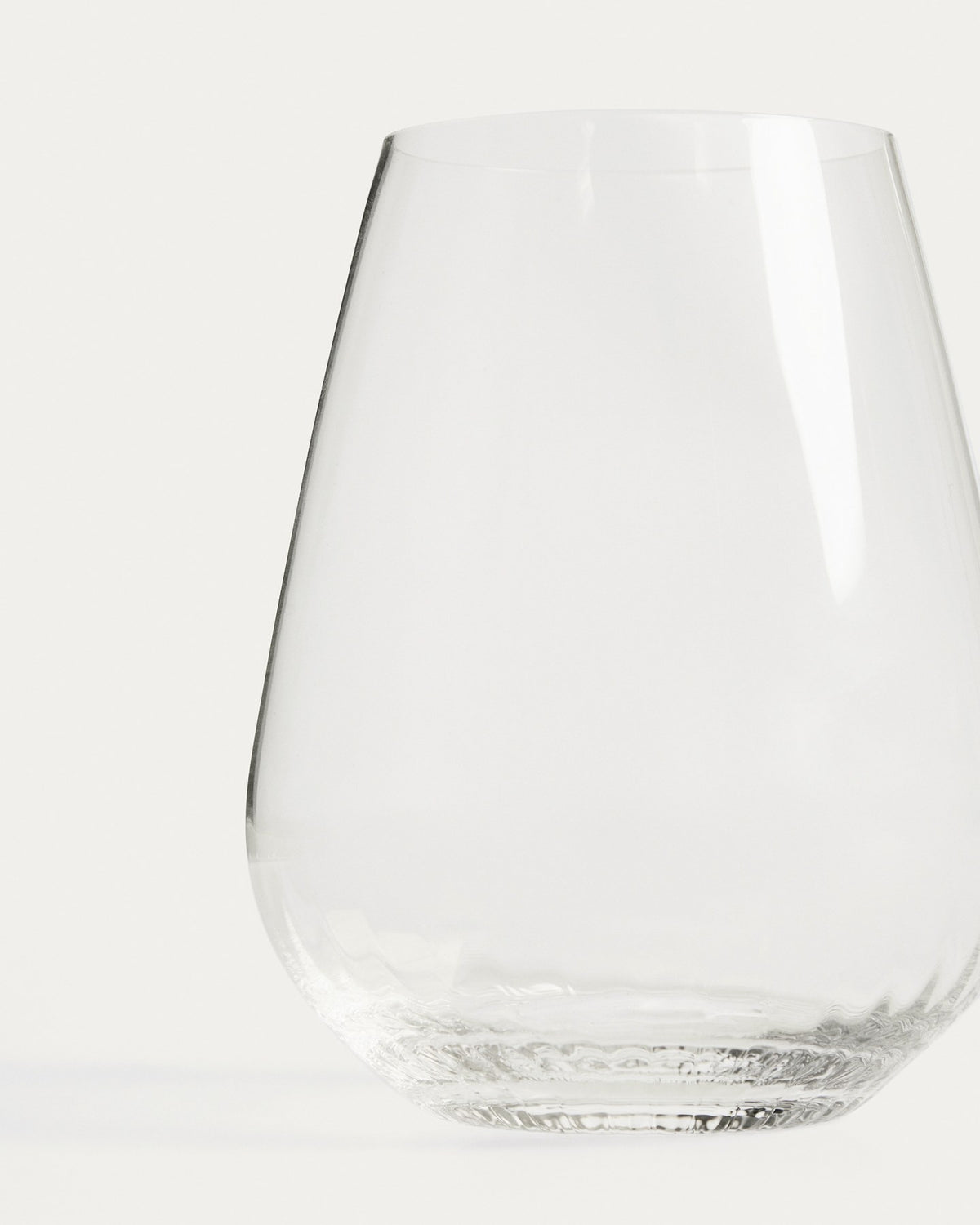Transparentes Glas Davel aus Klarglas mit abgerundetem Fuss, schlanken Konturen und einem Fassungsvermögen von 42,5 cl von Kave Home.