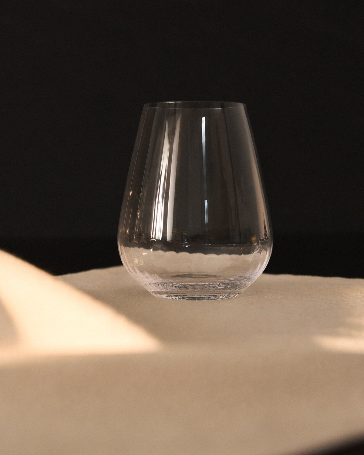 Transparentes Glas Davel aus Klarglas mit abgerundetem Fuss, schlanken Konturen und einem Fassungsvermögen von 42,5 cl von Kave Home.