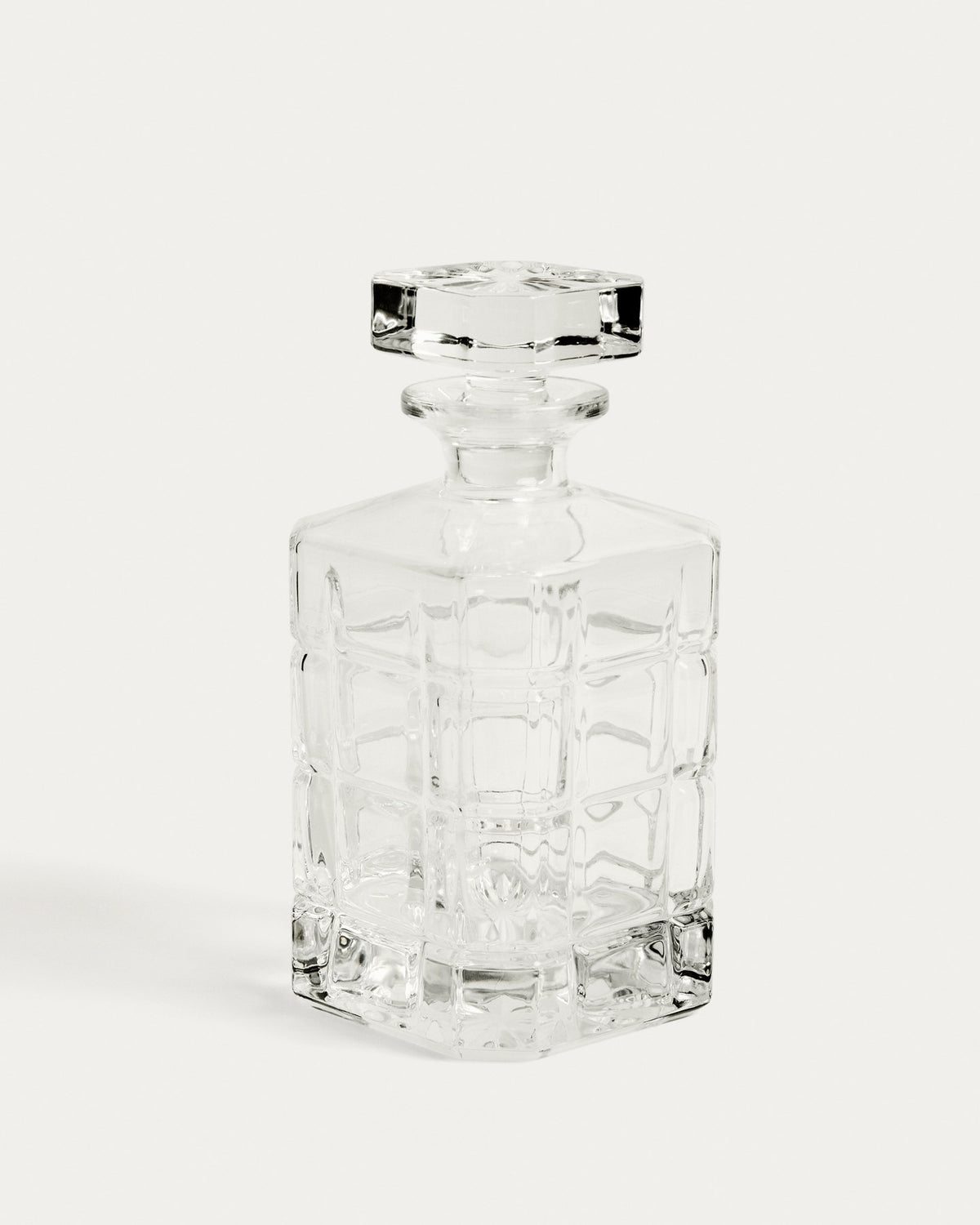 Transparente Glasflasche Talara mit geometrischem Schliff, Fassungsvermögen 80 cl, Höhe 21 cm, auf hellem Hintergrund fotografiert.