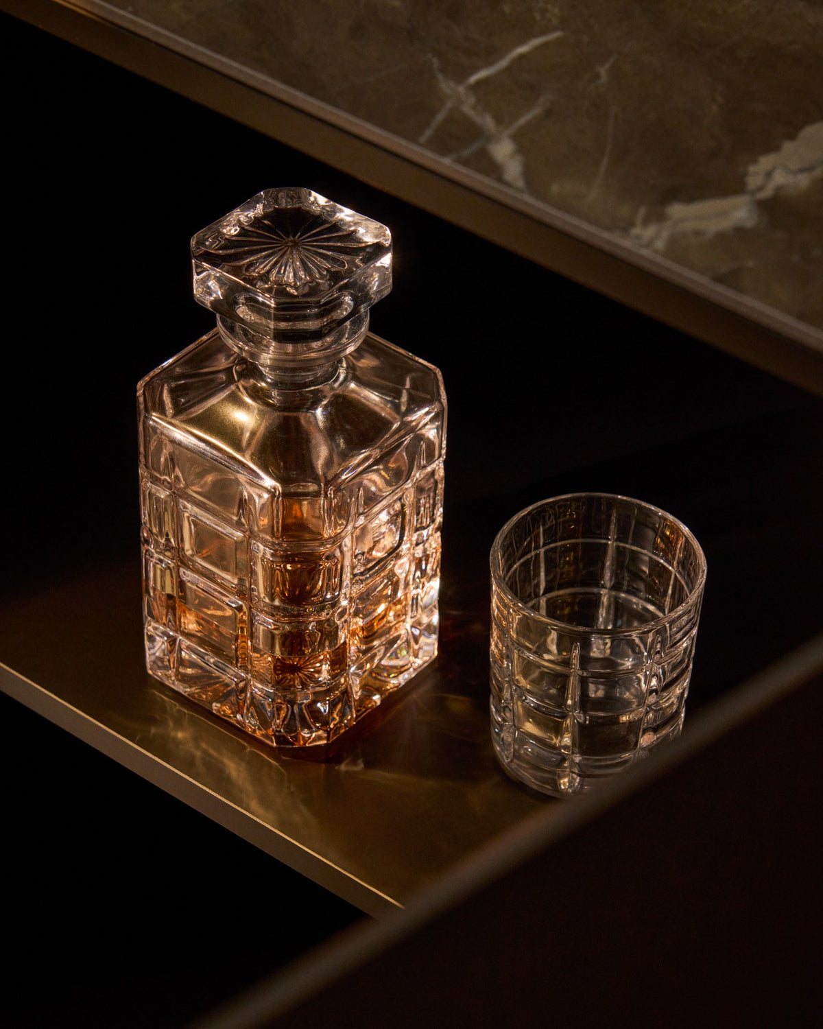 Transparente Glasflasche Talara mit geometrischem Schliff, Fassungsvermögen 80 cl, Höhe 21 cm, auf hellem Hintergrund fotografiert.