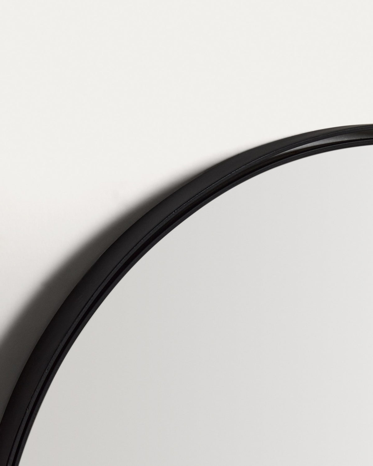 Ovaler Wandspiegel mit schwarzem Metallrahmen, bestehend aus zwei konzentrischen Ringen, Glasfläche und Rückseite aus MDF.