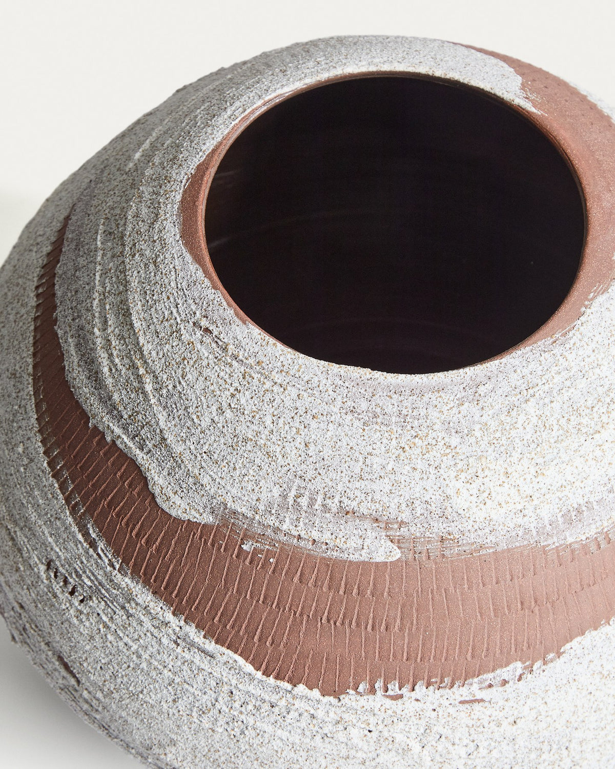 Handgefertigte Keramikvase in Terrakotta und Weiss mit Pinselstrich-Optik, organischer Form, 31 x 31 x 23 cm gross.