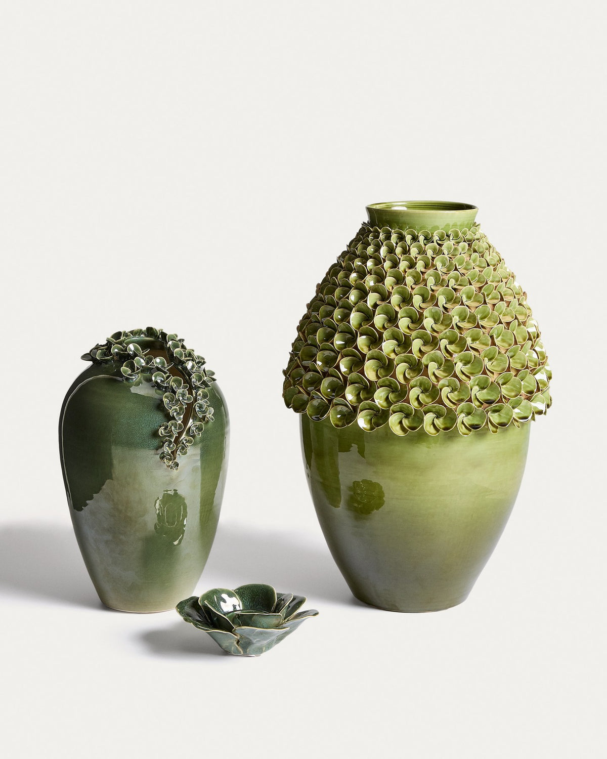Olivgrüne Keramikvase Ederia aus glasierter Keramik mit floralen, handgeformten Blütenelementen, Durchmesser 33 cm.