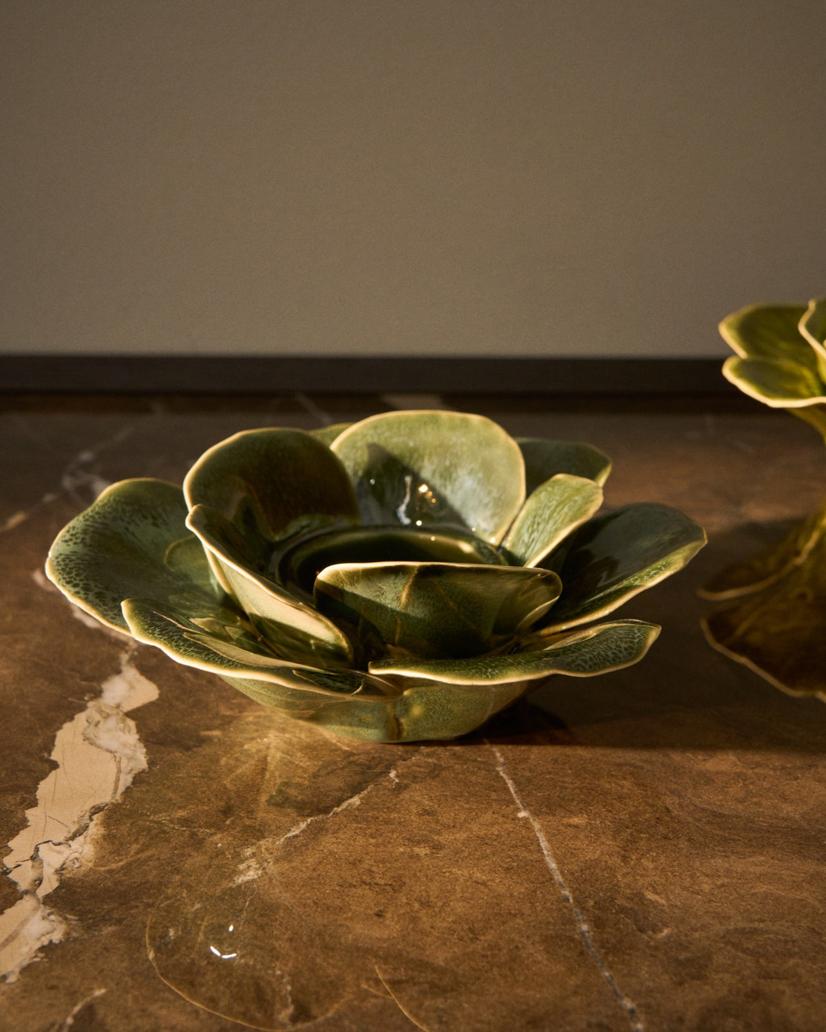 Olivgrüner Kerzenständer aus glasierter Keramik mit floralen, handgeformten Verzierungen, rund, Durchmesser etwa 18 bis 20 cm.