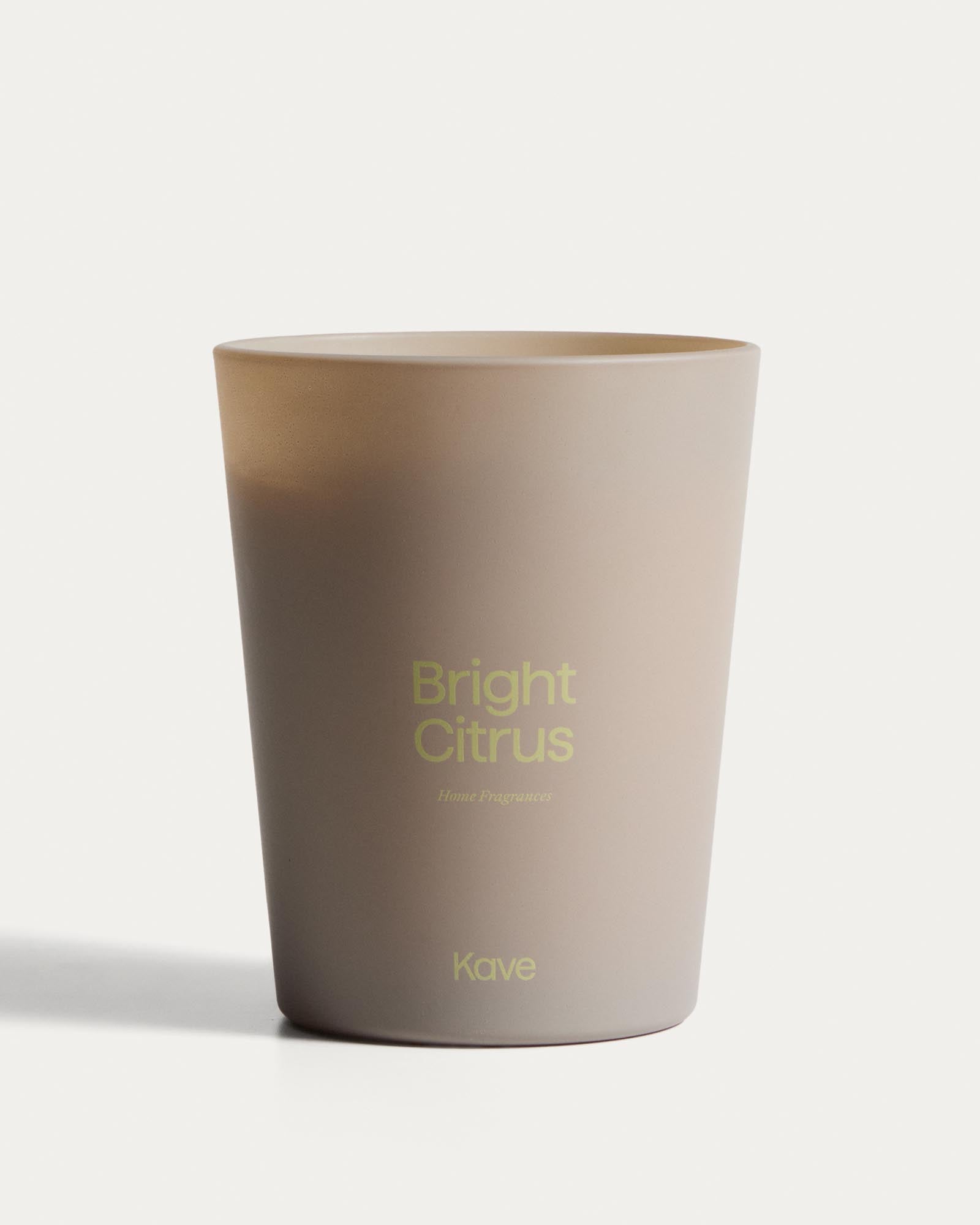 Citronella-Duftkerze Bright Citrus, 900 g in Beige präsentiert im Onlineshop von KAQTU Design AG. Duftkerze ist von Kave Home
