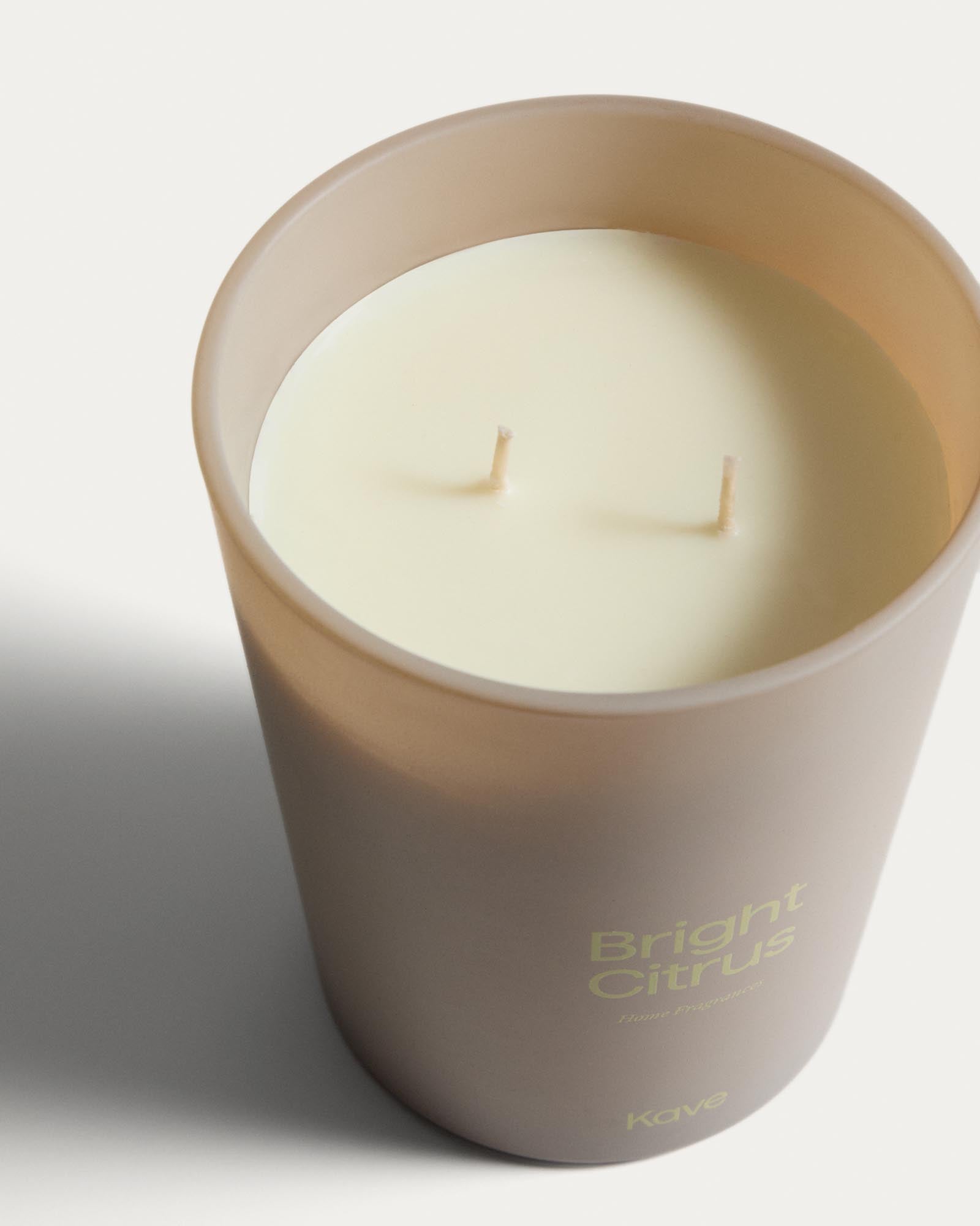 Helle Citronella-Duftkerze Bright Citrus von Kave Home, 900 g, sorgt für eine erfrischende Atmosphäre und angenehme Entspannung.
