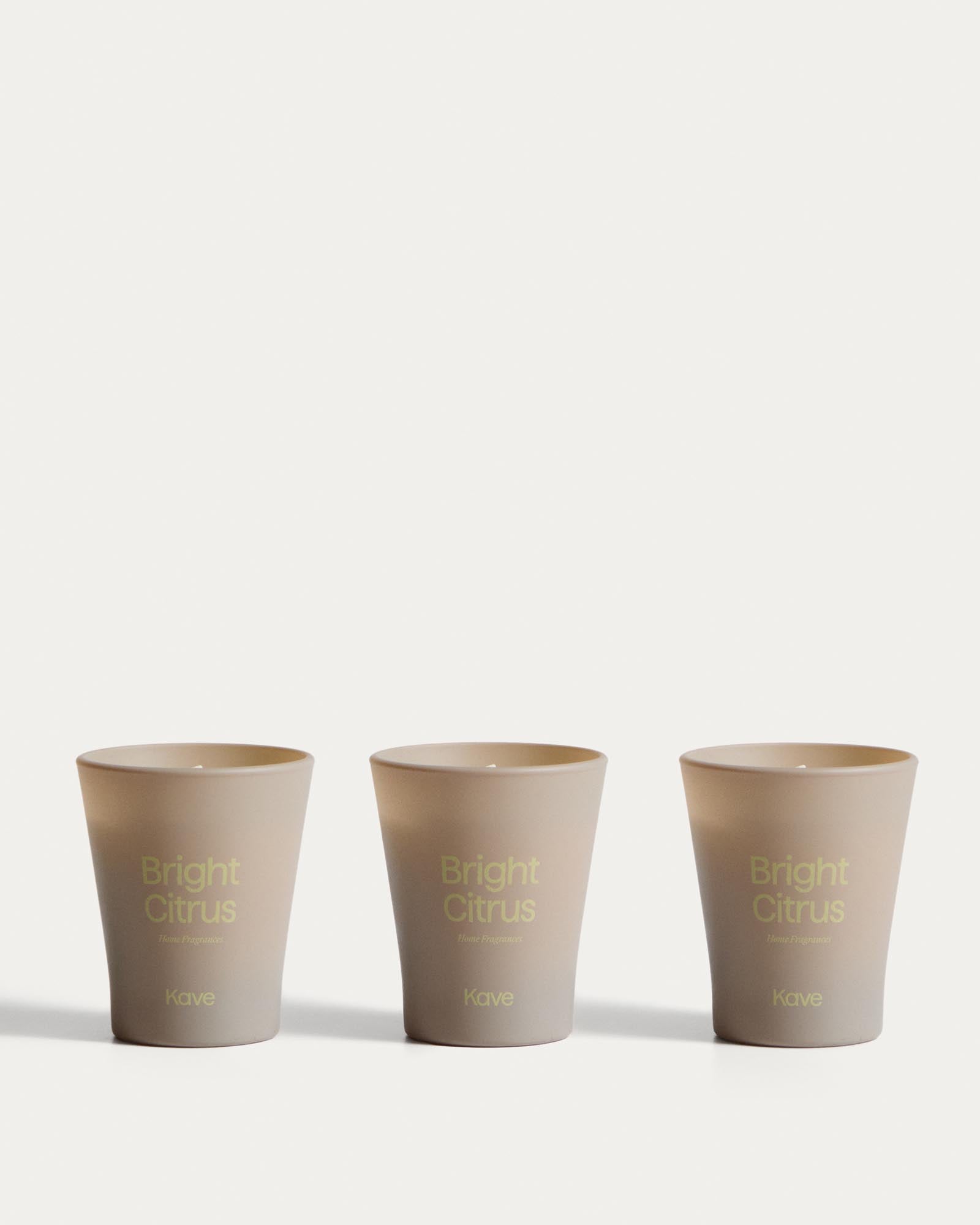 Set Bright Citrus mit drei Citronella-Duftkerzen, 50 g in Beige präsentiert im Onlineshop von KAQTU Design AG. Duftkerze ist von Kave Home