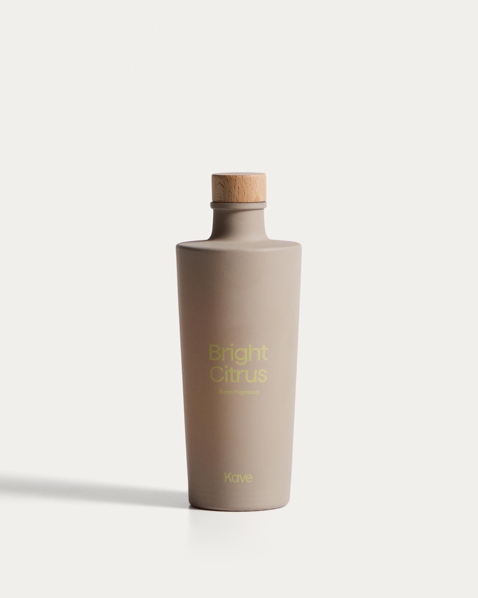 Citronella-Lufterfrischer mit Stäbchen Bright Citrus, 200 ml in Beige präsentiert im Onlineshop von KAQTU Design AG. Duftöl ist von Kave Home