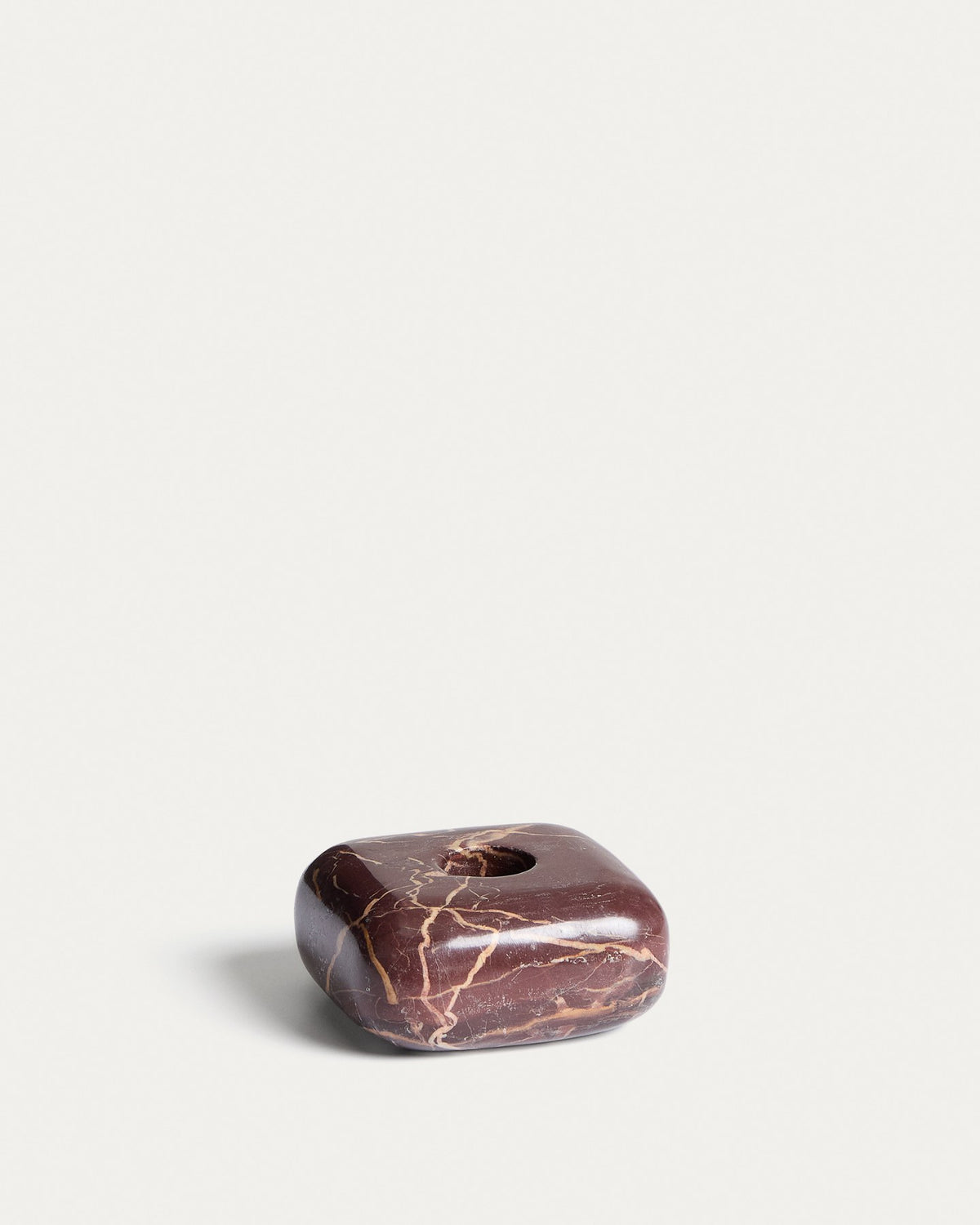 Kleiner runder Kerzenständer aus weinrotem Marmor mit naturbelassener Oberfläche und individueller Maserung, Höhe 4 cm.