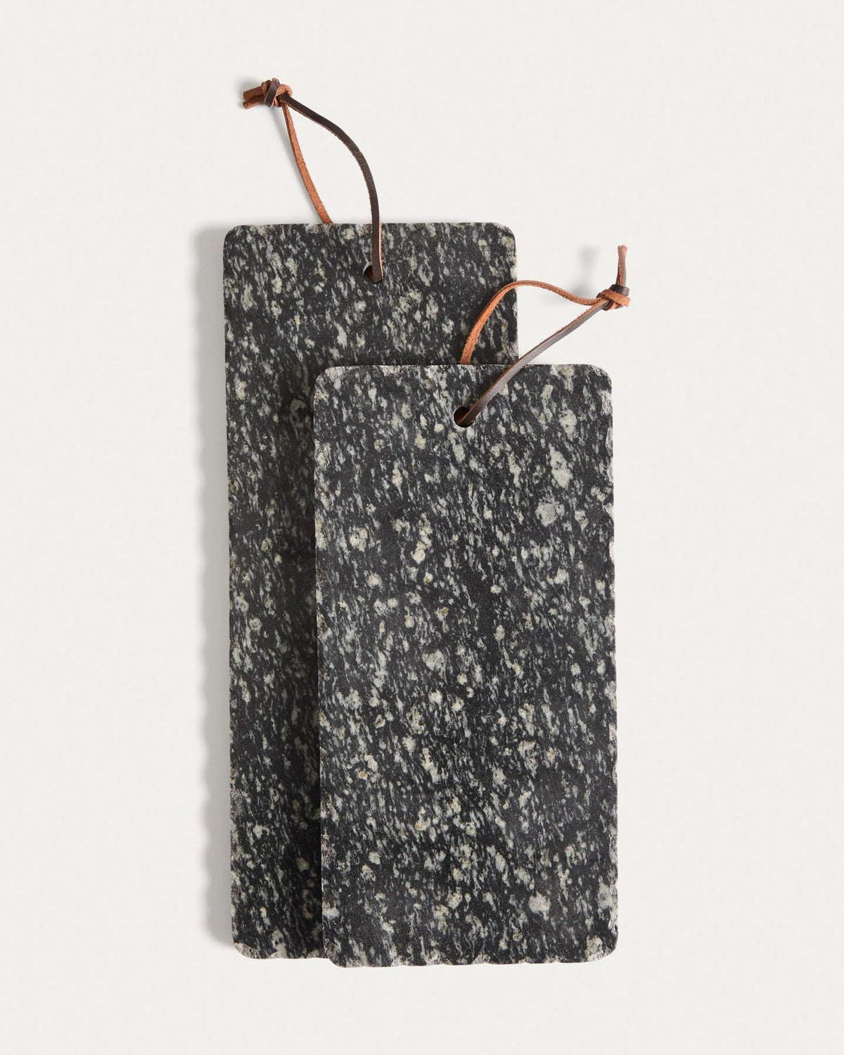 Servierbrett Arlena von Kave Home aus dunkelgrauem Granit, rechteckige Form mit natürlicher Maserung, Masse 38 x 15 cm.